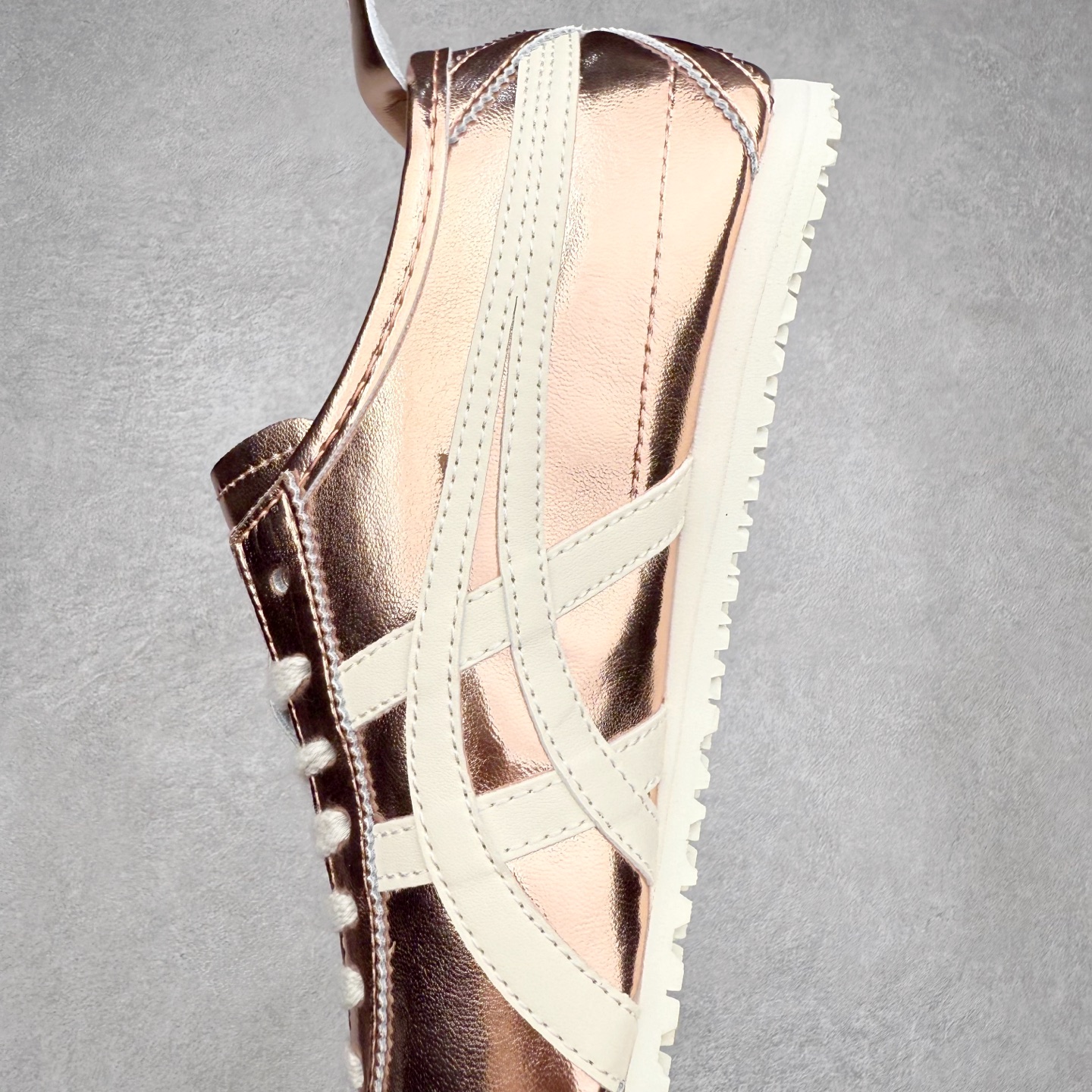 图片[7]-＃C版 Asics Onitsuka Tiger MEXICO 66 亚瑟士鬼冢虎复古经典板鞋 市场王者选手 海外订单工厂出品 长期生产补货永不断码 超成熟稳定的做工品控 原装全套纸板楦头开发 原汁原味 完美呈现版型 私模正确鞋底咬花纹路 一比一鞋头弧度高度鞋身弧度 绝不口嗨 细节品控鞋型随意秒杀市面 原档咬花纹路私模大底 一个单元有六个三角形 总体形拼接呈现花瓣状 官方四联吊牌 原装Ortholite轻量化鞋垫 原盒原配 质保卡 说明书 钢印防尘纸 纸板中底带钢印 乳胶组合鞋垫 支持全方位的对比专柜 产品从款式颜色造型上体现出追求舒适和细节的完美 鞋类更是推崇手工制作的严谨与完美 融舒适性与可穿性的设计风格 注重细节的完美和别致魅力 既保持稳重 又不失轻松的时尚感 尺码：36 37 37.5 38 39 39.5 40 40.5 41.5 42 42.5 43.5 44 45-选品中心