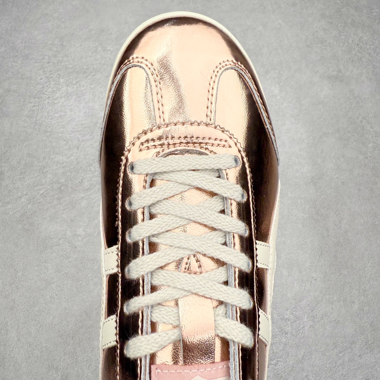 图片[4]-＃C版 Asics Onitsuka Tiger MEXICO 66 亚瑟士鬼冢虎复古经典板鞋 市场王者选手 海外订单工厂出品 长期生产补货永不断码 超成熟稳定的做工品控 原装全套纸板楦头开发 原汁原味 完美呈现版型 私模正确鞋底咬花纹路 一比一鞋头弧度高度鞋身弧度 绝不口嗨 细节品控鞋型随意秒杀市面 原档咬花纹路私模大底 一个单元有六个三角形 总体形拼接呈现花瓣状 官方四联吊牌 原装Ortholite轻量化鞋垫 原盒原配 质保卡 说明书 钢印防尘纸 纸板中底带钢印 乳胶组合鞋垫 支持全方位的对比专柜 产品从款式颜色造型上体现出追求舒适和细节的完美 鞋类更是推崇手工制作的严谨与完美 融舒适性与可穿性的设计风格 注重细节的完美和别致魅力 既保持稳重 又不失轻松的时尚感 尺码：36 37 37.5 38 39 39.5 40 40.5 41.5 42 42.5 43.5 44 45-选品中心