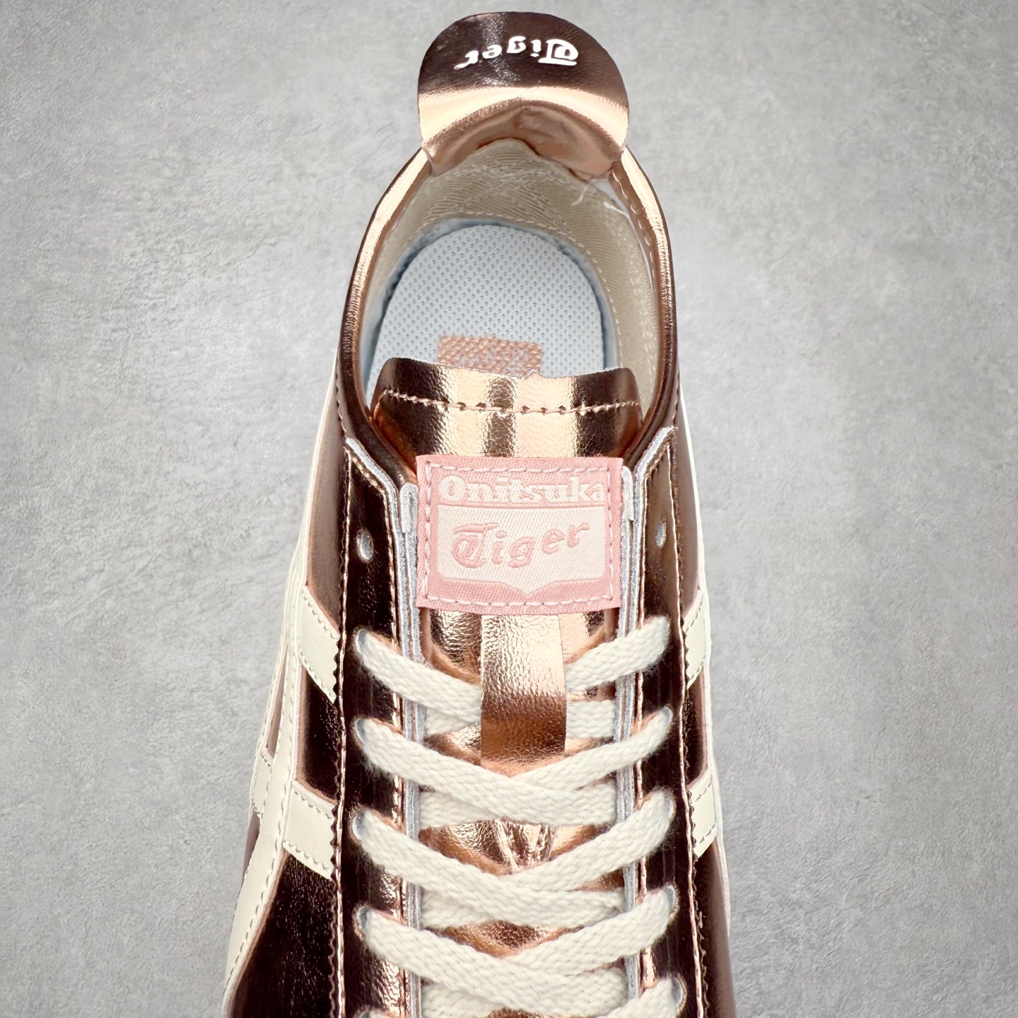 图片[5]-＃C版 Asics Onitsuka Tiger MEXICO 66 亚瑟士鬼冢虎复古经典板鞋 市场王者选手 海外订单工厂出品 长期生产补货永不断码 超成熟稳定的做工品控 原装全套纸板楦头开发 原汁原味 完美呈现版型 私模正确鞋底咬花纹路 一比一鞋头弧度高度鞋身弧度 绝不口嗨 细节品控鞋型随意秒杀市面 原档咬花纹路私模大底 一个单元有六个三角形 总体形拼接呈现花瓣状 官方四联吊牌 原装Ortholite轻量化鞋垫 原盒原配 质保卡 说明书 钢印防尘纸 纸板中底带钢印 乳胶组合鞋垫 支持全方位的对比专柜 产品从款式颜色造型上体现出追求舒适和细节的完美 鞋类更是推崇手工制作的严谨与完美 融舒适性与可穿性的设计风格 注重细节的完美和别致魅力 既保持稳重 又不失轻松的时尚感 尺码：36 37 37.5 38 39 39.5 40 40.5 41.5 42 42.5 43.5 44 45-选品中心