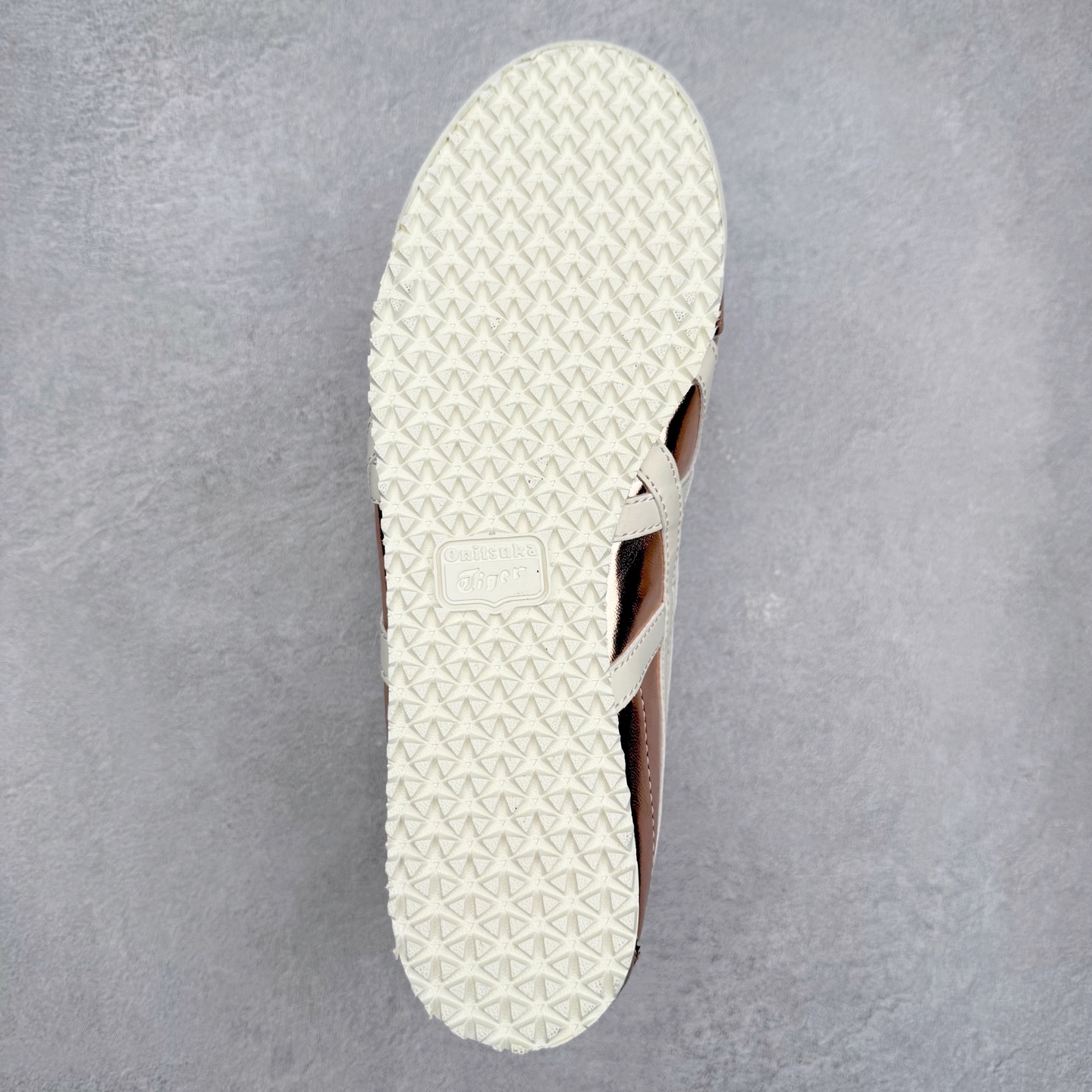 图片[9]-＃C版 Asics Onitsuka Tiger MEXICO 66 亚瑟士鬼冢虎复古经典板鞋 市场王者选手 海外订单工厂出品 长期生产补货永不断码 超成熟稳定的做工品控 原装全套纸板楦头开发 原汁原味 完美呈现版型 私模正确鞋底咬花纹路 一比一鞋头弧度高度鞋身弧度 绝不口嗨 细节品控鞋型随意秒杀市面 原档咬花纹路私模大底 一个单元有六个三角形 总体形拼接呈现花瓣状 官方四联吊牌 原装Ortholite轻量化鞋垫 原盒原配 质保卡 说明书 钢印防尘纸 纸板中底带钢印 乳胶组合鞋垫 支持全方位的对比专柜 产品从款式颜色造型上体现出追求舒适和细节的完美 鞋类更是推崇手工制作的严谨与完美 融舒适性与可穿性的设计风格 注重细节的完美和别致魅力 既保持稳重 又不失轻松的时尚感 尺码：36 37 37.5 38 39 39.5 40 40.5 41.5 42 42.5 43.5 44 45-选品中心