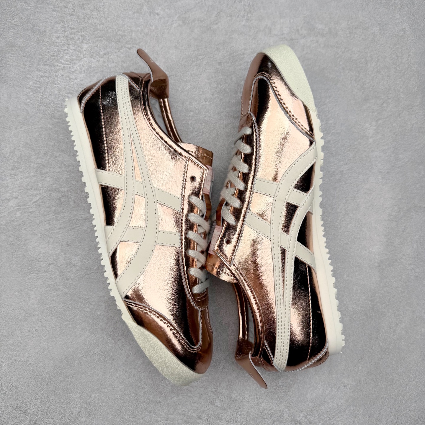 图片[3]-＃C版 Asics Onitsuka Tiger MEXICO 66 亚瑟士鬼冢虎复古经典板鞋 市场王者选手 海外订单工厂出品 长期生产补货永不断码 超成熟稳定的做工品控 原装全套纸板楦头开发 原汁原味 完美呈现版型 私模正确鞋底咬花纹路 一比一鞋头弧度高度鞋身弧度 绝不口嗨 细节品控鞋型随意秒杀市面 原档咬花纹路私模大底 一个单元有六个三角形 总体形拼接呈现花瓣状 官方四联吊牌 原装Ortholite轻量化鞋垫 原盒原配 质保卡 说明书 钢印防尘纸 纸板中底带钢印 乳胶组合鞋垫 支持全方位的对比专柜 产品从款式颜色造型上体现出追求舒适和细节的完美 鞋类更是推崇手工制作的严谨与完美 融舒适性与可穿性的设计风格 注重细节的完美和别致魅力 既保持稳重 又不失轻松的时尚感 尺码：36 37 37.5 38 39 39.5 40 40.5 41.5 42 42.5 43.5 44 45-选品中心