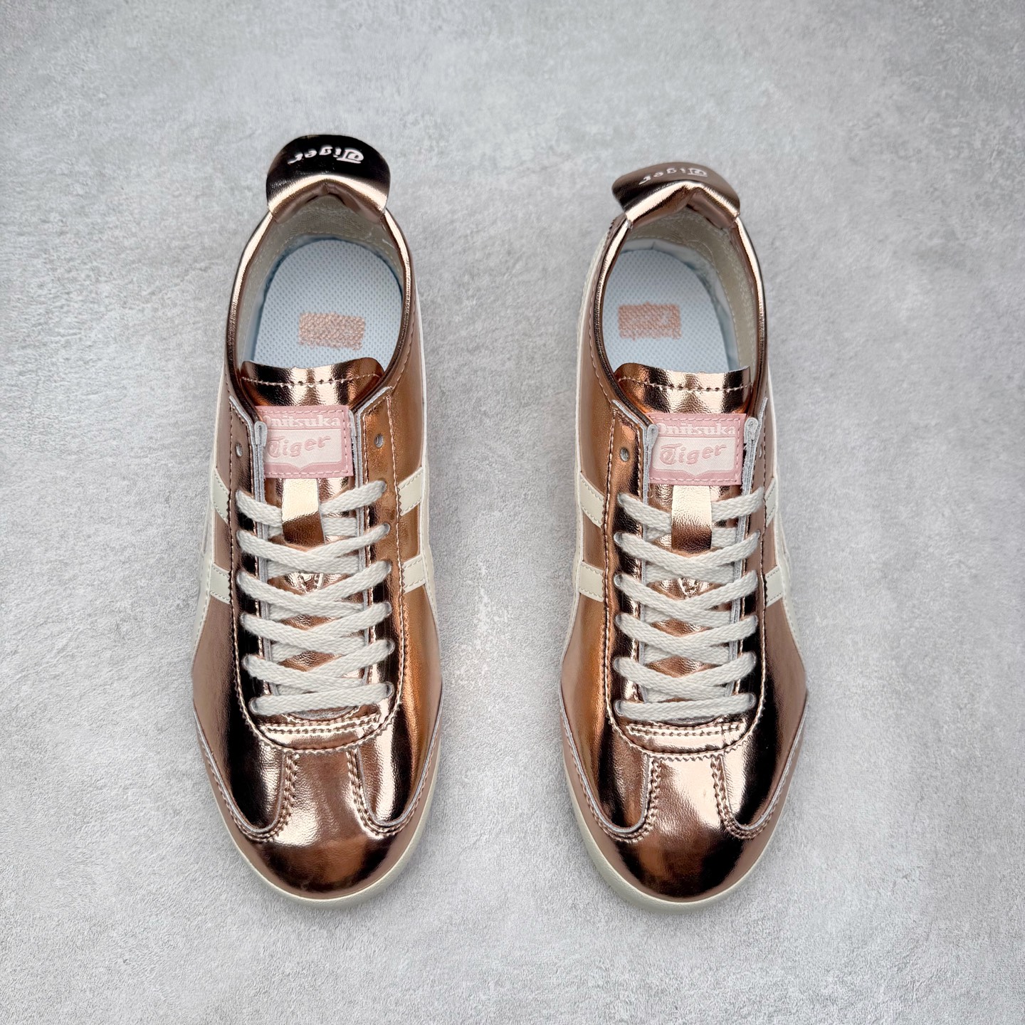 图片[2]-＃C版 Asics Onitsuka Tiger MEXICO 66 亚瑟士鬼冢虎复古经典板鞋 市场王者选手 海外订单工厂出品 长期生产补货永不断码 超成熟稳定的做工品控 原装全套纸板楦头开发 原汁原味 完美呈现版型 私模正确鞋底咬花纹路 一比一鞋头弧度高度鞋身弧度 绝不口嗨 细节品控鞋型随意秒杀市面 原档咬花纹路私模大底 一个单元有六个三角形 总体形拼接呈现花瓣状 官方四联吊牌 原装Ortholite轻量化鞋垫 原盒原配 质保卡 说明书 钢印防尘纸 纸板中底带钢印 乳胶组合鞋垫 支持全方位的对比专柜 产品从款式颜色造型上体现出追求舒适和细节的完美 鞋类更是推崇手工制作的严谨与完美 融舒适性与可穿性的设计风格 注重细节的完美和别致魅力 既保持稳重 又不失轻松的时尚感 尺码：36 37 37.5 38 39 39.5 40 40.5 41.5 42 42.5 43.5 44 45-选品中心