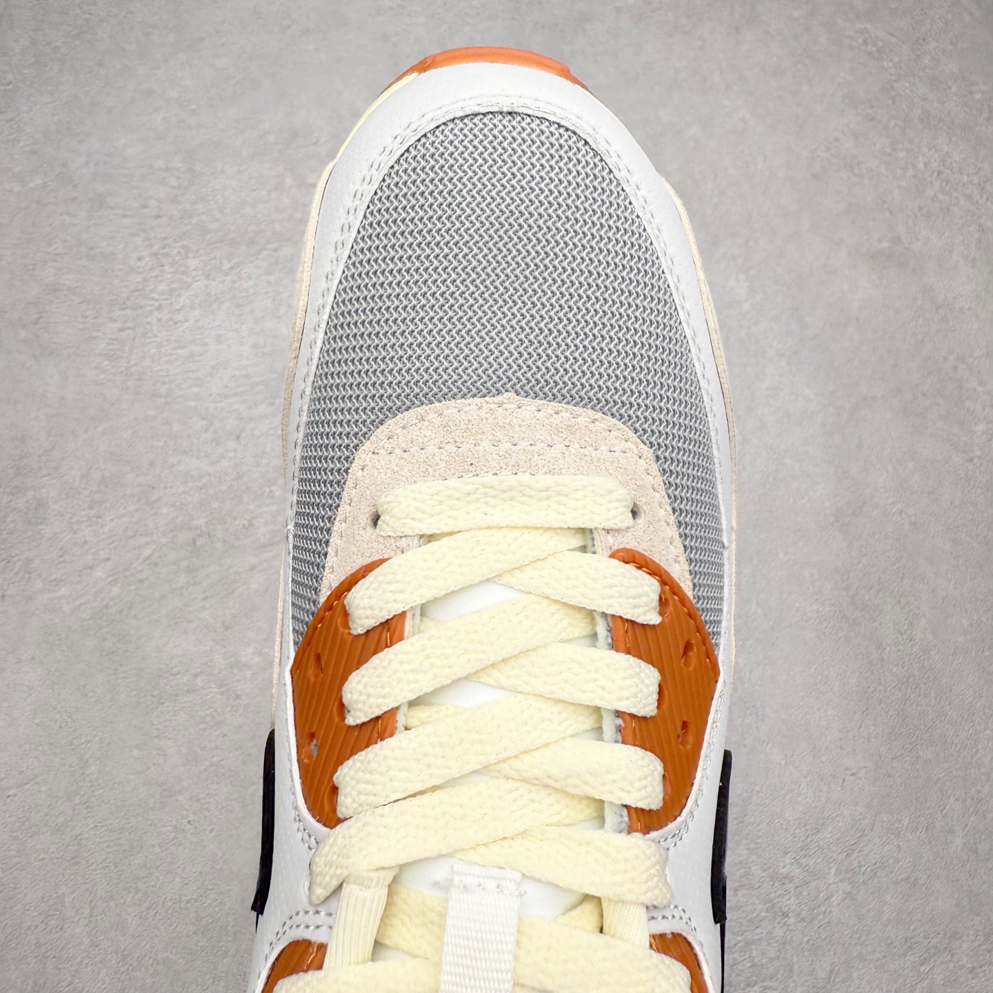 图片[4]-＃MX版 NK Air MAX 90 气垫复古减震跑步鞋 IF5605-001 经典重温 独家陆续补货 外单专供大厂出品 品质稳定 一百余色 终端操作 Air Max 90于1990年推出 来自Air Max系列 在Air Max 1的基础上改进而得 增加了气垫面积 外型上也更为流线 最特別的就是加入了菱纹塑胶嵌板 为Air Max 90增添了许多潮流气息 皮革鞋面 造就出色耐穿性和支撑力 Max Air缓震配置搭配泡棉中底 令Air Max 90轻盈而舒适 华夫格橡胶外底 铸就Air Max 90非凡的抓地力 而Air Max 90不仅是一双跑鞋 它成功跨越了时间的演进 成为了球鞋文化与潮流圈中最熟为人知的鞋款之一 尺码：36 36.5 37.5 38 38.5 39 40 40.5 41 42 42.5 43 44 44.5 45-选品中心