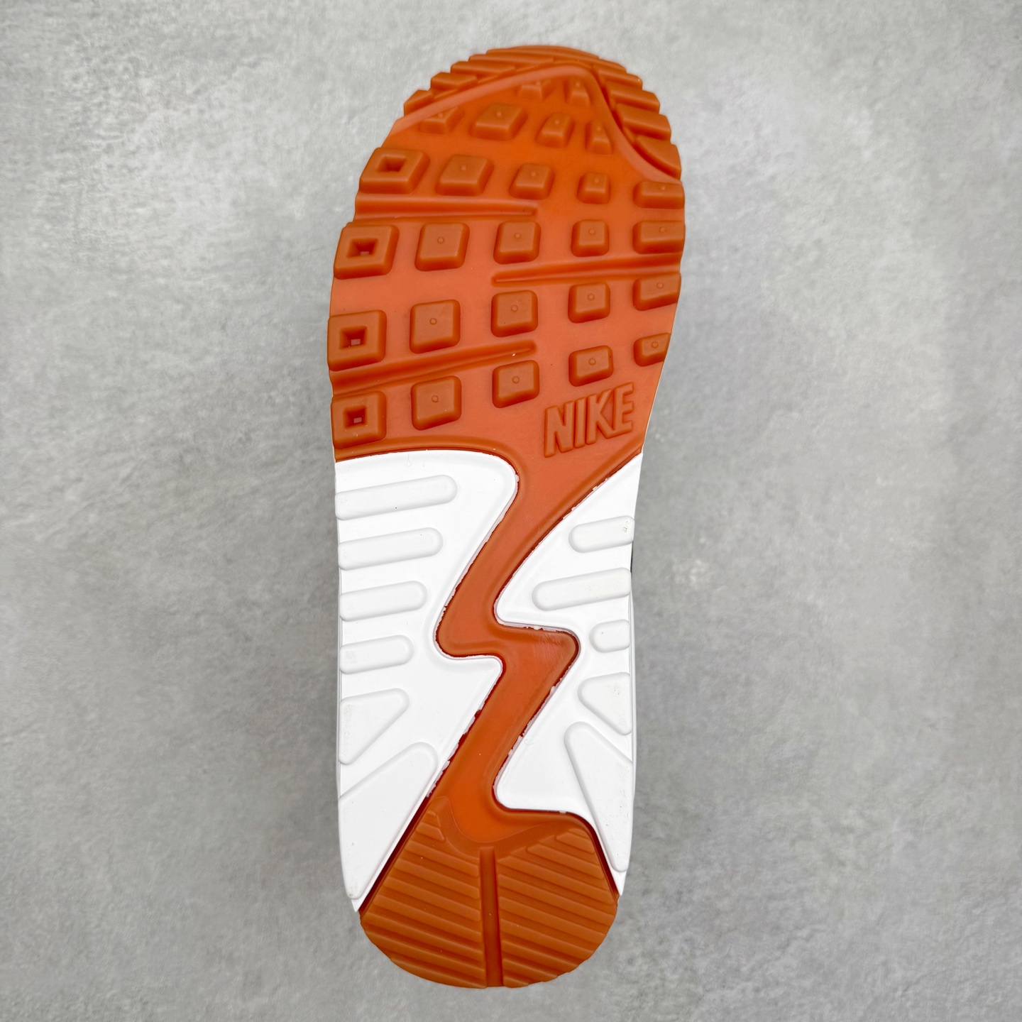 图片[9]-＃MX版 NK Air MAX 90 气垫复古减震跑步鞋 IF5605-001 经典重温 独家陆续补货 外单专供大厂出品 品质稳定 一百余色 终端操作 Air Max 90于1990年推出 来自Air Max系列 在Air Max 1的基础上改进而得 增加了气垫面积 外型上也更为流线 最特別的就是加入了菱纹塑胶嵌板 为Air Max 90增添了许多潮流气息 皮革鞋面 造就出色耐穿性和支撑力 Max Air缓震配置搭配泡棉中底 令Air Max 90轻盈而舒适 华夫格橡胶外底 铸就Air Max 90非凡的抓地力 而Air Max 90不仅是一双跑鞋 它成功跨越了时间的演进 成为了球鞋文化与潮流圈中最熟为人知的鞋款之一 尺码：36 36.5 37.5 38 38.5 39 40 40.5 41 42 42.5 43 44 44.5 45-选品中心