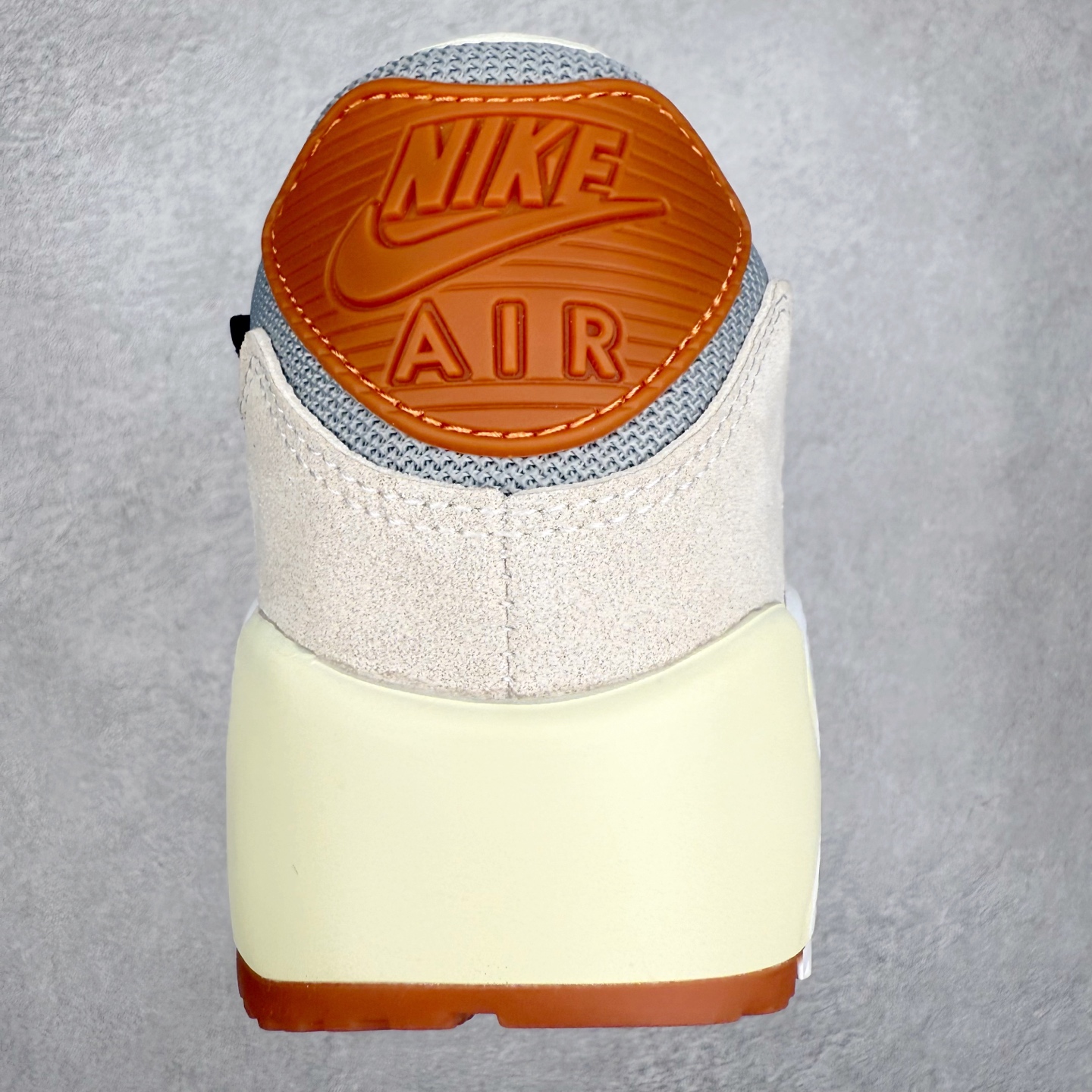 图片[8]-＃MX版 NK Air MAX 90 气垫复古减震跑步鞋 IF5605-001 经典重温 独家陆续补货 外单专供大厂出品 品质稳定 一百余色 终端操作 Air Max 90于1990年推出 来自Air Max系列 在Air Max 1的基础上改进而得 增加了气垫面积 外型上也更为流线 最特別的就是加入了菱纹塑胶嵌板 为Air Max 90增添了许多潮流气息 皮革鞋面 造就出色耐穿性和支撑力 Max Air缓震配置搭配泡棉中底 令Air Max 90轻盈而舒适 华夫格橡胶外底 铸就Air Max 90非凡的抓地力 而Air Max 90不仅是一双跑鞋 它成功跨越了时间的演进 成为了球鞋文化与潮流圈中最熟为人知的鞋款之一 尺码：36 36.5 37.5 38 38.5 39 40 40.5 41 42 42.5 43 44 44.5 45-选品中心