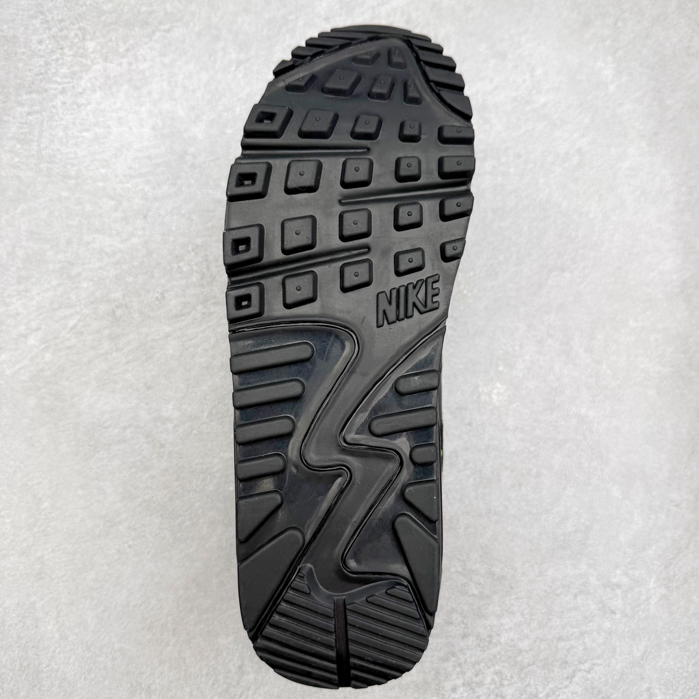 图片[9]-＃MX版 NK Air MAX 90 气垫复古减震跑步鞋 DM0029-015 经典重温 独家陆续补货 外单专供大厂出品 品质稳定 一百余色 终端操作 Air Max 90于1990年推出 来自Air Max系列 在Air Max 1的基础上改进而得 增加了气垫面积 外型上也更为流线 最特別的就是加入了菱纹塑胶嵌板 为Air Max 90增添了许多潮流气息 皮革鞋面 造就出色耐穿性和支撑力 Max Air缓震配置搭配泡棉中底 令Air Max 90轻盈而舒适 华夫格橡胶外底 铸就Air Max 90非凡的抓地力 而Air Max 90不仅是一双跑鞋 它成功跨越了时间的演进 成为了球鞋文化与潮流圈中最熟为人知的鞋款之一 尺码：36 36.5 37.5 38 38.5 39 40 40.5 41 42 42.5 43 44 44.5 45-选品中心