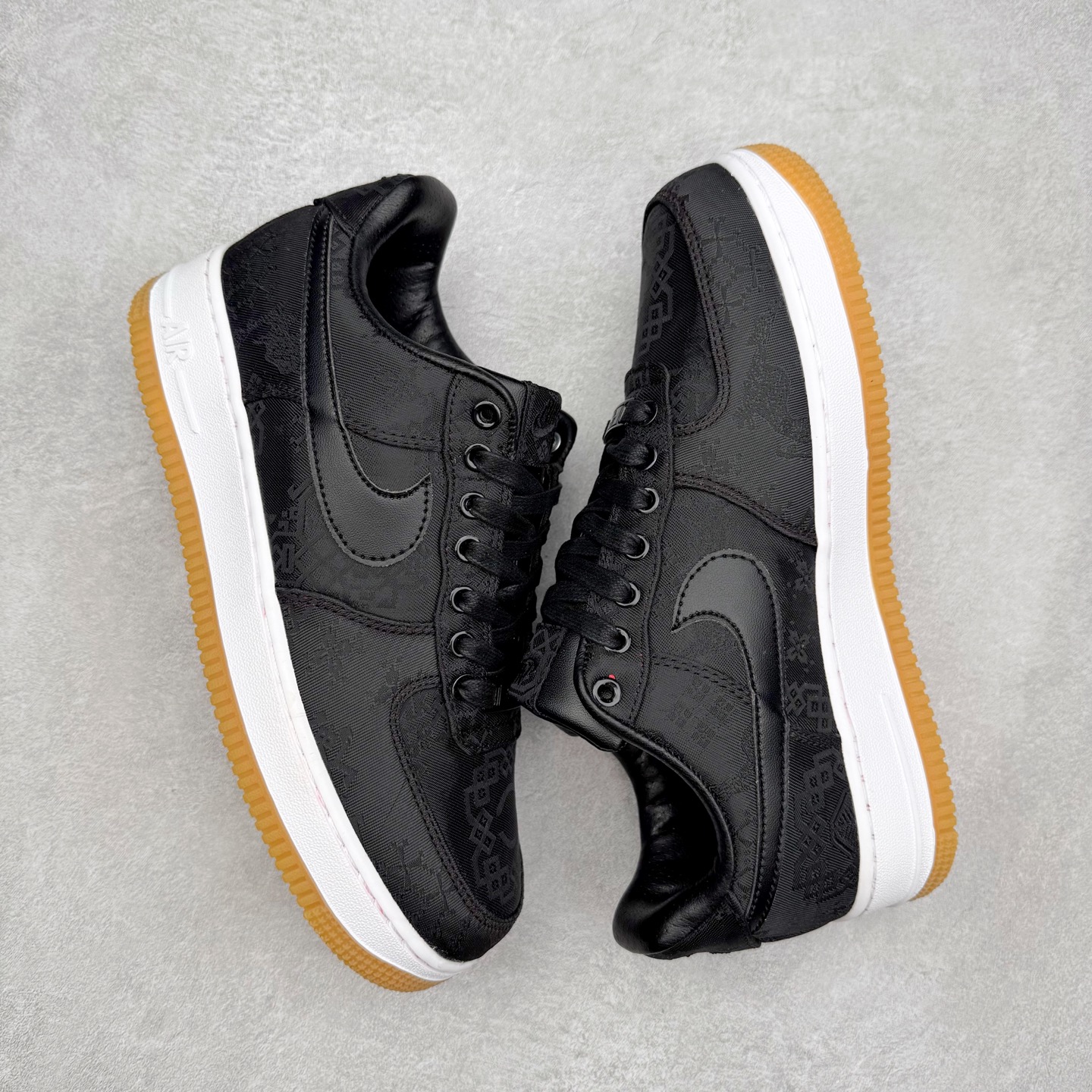 图片[3]-CLOT x Fragment Design x NK Air Force 1 Premium 空军一号联名闪电黑丝绸 CJ3986-001 全套原原楦纸版 越南原大装底 内置全气掌垫 采用韩原国装进口丝绸 内层采原用厂Sadisa头皮层料 双可层撕 可性玩极高 3D精准雕刻纹理晰清细致 全套同官步方原厂配件 附赠黄米鞋带 官正方确原盒包装 中底原拉厂帮 尺码：36 36.5 37.5 38 38.5 39 40 40.5 41 42 42.5 43 44 44.5 45 46-选品中心
