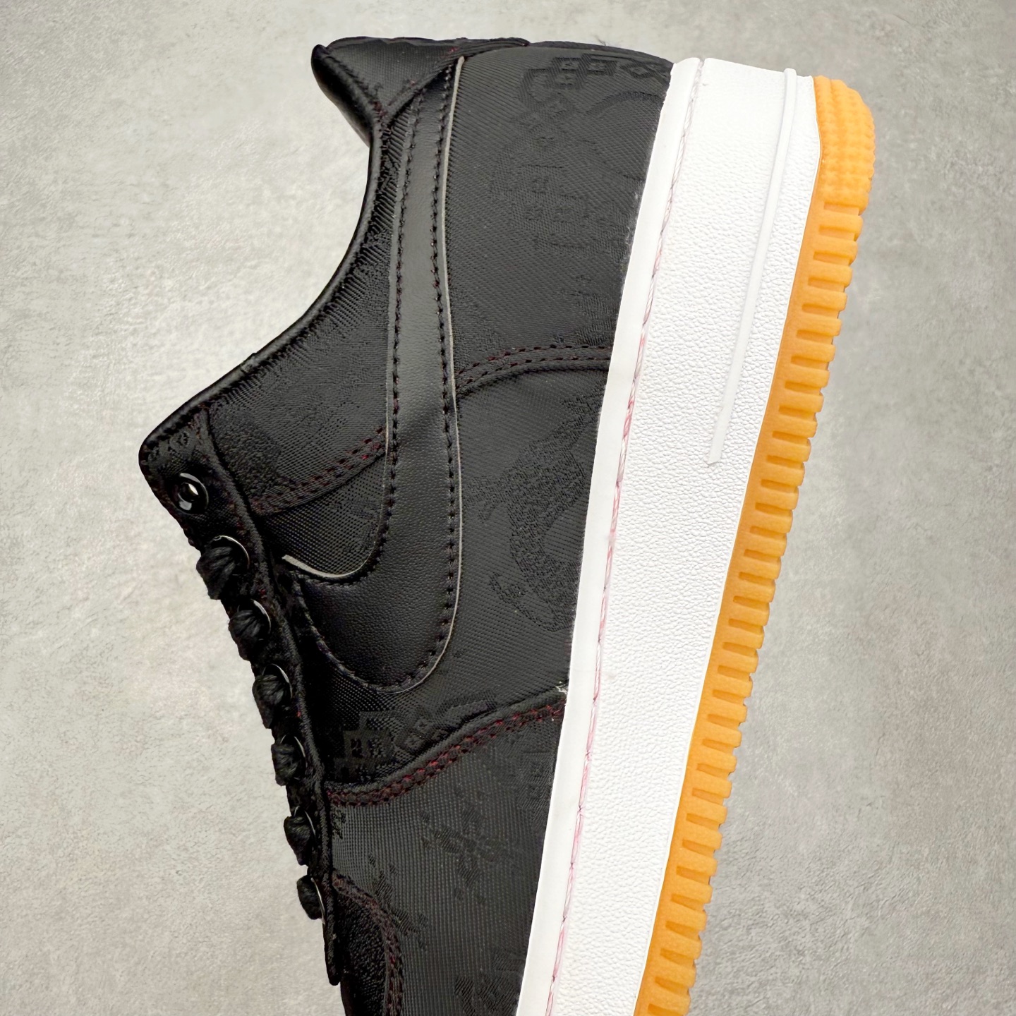 图片[7]-CLOT x Fragment Design x NK Air Force 1 Premium 空军一号联名闪电黑丝绸 CJ3986-001 全套原原楦纸版 越南原大装底 内置全气掌垫 采用韩原国装进口丝绸 内层采原用厂Sadisa头皮层料 双可层撕 可性玩极高 3D精准雕刻纹理晰清细致 全套同官步方原厂配件 附赠黄米鞋带 官正方确原盒包装 中底原拉厂帮 尺码：36 36.5 37.5 38 38.5 39 40 40.5 41 42 42.5 43 44 44.5 45 46-选品中心