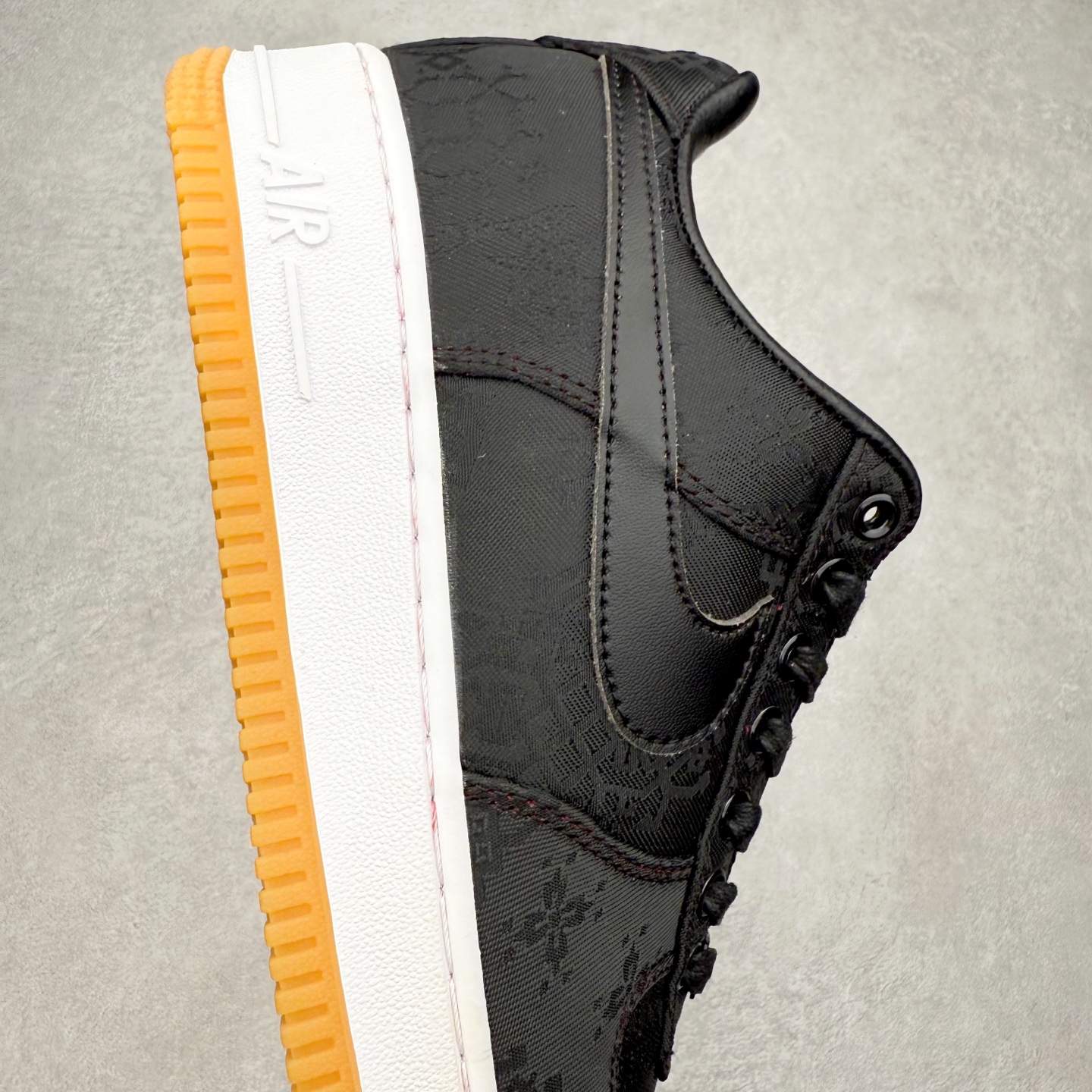 图片[6]-CLOT x Fragment Design x NK Air Force 1 Premium 空军一号联名闪电黑丝绸 CJ3986-001 全套原原楦纸版 越南原大装底 内置全气掌垫 采用韩原国装进口丝绸 内层采原用厂Sadisa头皮层料 双可层撕 可性玩极高 3D精准雕刻纹理晰清细致 全套同官步方原厂配件 附赠黄米鞋带 官正方确原盒包装 中底原拉厂帮 尺码：36 36.5 37.5 38 38.5 39 40 40.5 41 42 42.5 43 44 44.5 45 46-选品中心