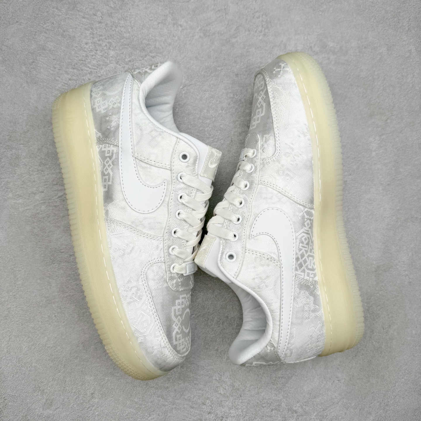 图片[3]-CLOT x NK Air Force 1 空军联名白丝绸 AO9286-100 全套原原楦纸版 越南原大装底 内置全气掌垫 采用韩原国装进口丝绸 内层采原用厂Sadisa头皮层料 双可层撕 可性玩极高 3D精准雕刻纹理晰清细致 全套同官步方原厂配件 附赠黄米鞋带 官正方确原盒包装 中底原拉厂帮 尺码：36 36.5 37.5 38 38.5 39 40 40.5 41 42 42.5 43 44 44.5 45 46-选品中心