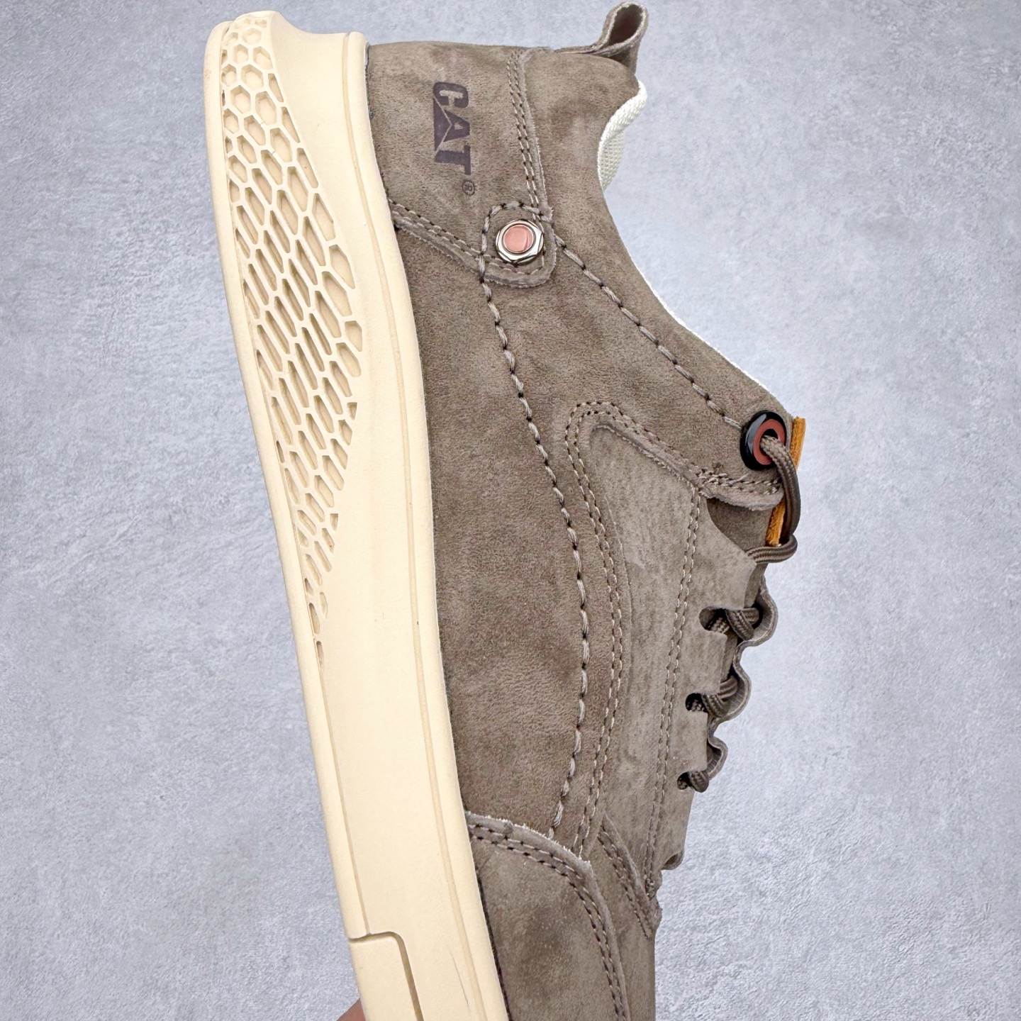 图片[6]-CAT/卡特 硬汉推土机品牌 Tramp Hike Low 户外休闲低帮男鞋 广东中山代工厂原产楦型 台产耐磨麂皮材质# 手工缝线固特异缝制工艺# 轻量柔韧橡胶防滑大底# 正确原盒包装吊牌# 完全还原ZP工艺❗徒步旅行者百搭休闲旅游休闲鞋 全套官网统一包装 今年秋冬季休闲户外专用 日常随意搭配 型男必备 尺码：39 40 41 42 43 44 注意：比运动鞋偏大一码-选品中心