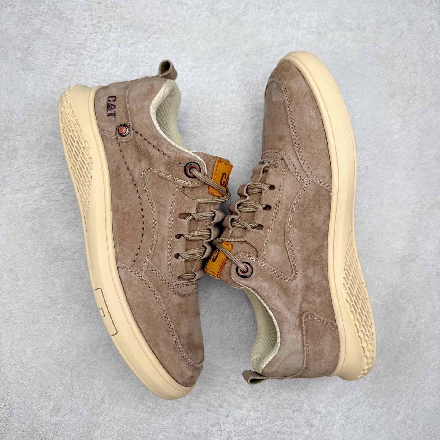 图片[3]-CAT/卡特 硬汉推土机品牌 Tramp Hike Low 户外休闲低帮男鞋 广东中山代工厂原产楦型 台产耐磨麂皮材质# 手工缝线固特异缝制工艺# 轻量柔韧橡胶防滑大底# 正确原盒包装吊牌# 完全还原ZP工艺❗徒步旅行者百搭休闲旅游休闲鞋 全套官网统一包装 今年秋冬季休闲户外专用 日常随意搭配 型男必备 尺码：39 40 41 42 43 44 注意：比运动鞋偏大一码-选品中心