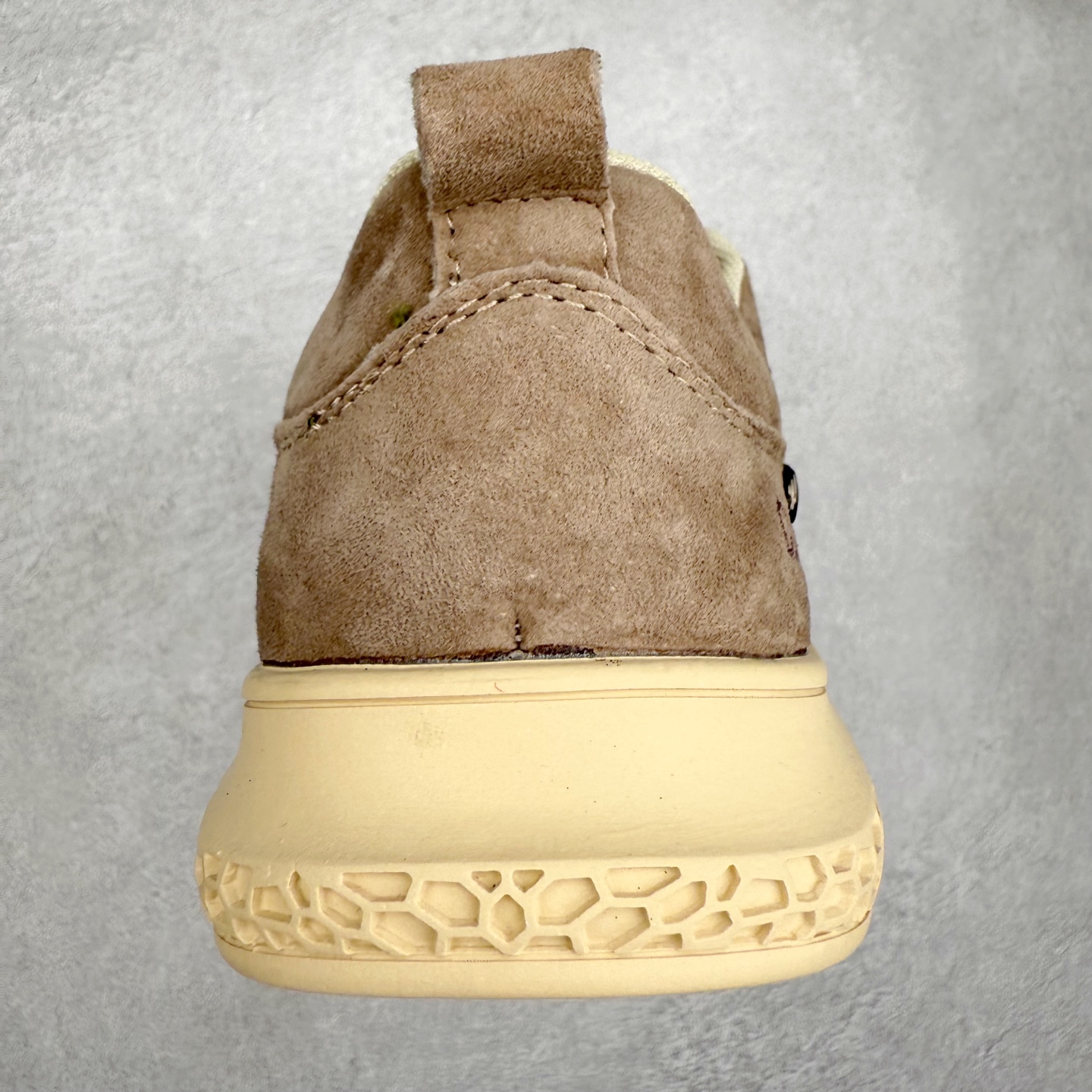 图片[8]-CAT/卡特 硬汉推土机品牌 Tramp Hike Low 户外休闲低帮男鞋 广东中山代工厂原产楦型 台产耐磨麂皮材质# 手工缝线固特异缝制工艺# 轻量柔韧橡胶防滑大底# 正确原盒包装吊牌# 完全还原ZP工艺❗徒步旅行者百搭休闲旅游休闲鞋 全套官网统一包装 今年秋冬季休闲户外专用 日常随意搭配 型男必备 尺码：39 40 41 42 43 44 注意：比运动鞋偏大一码-选品中心