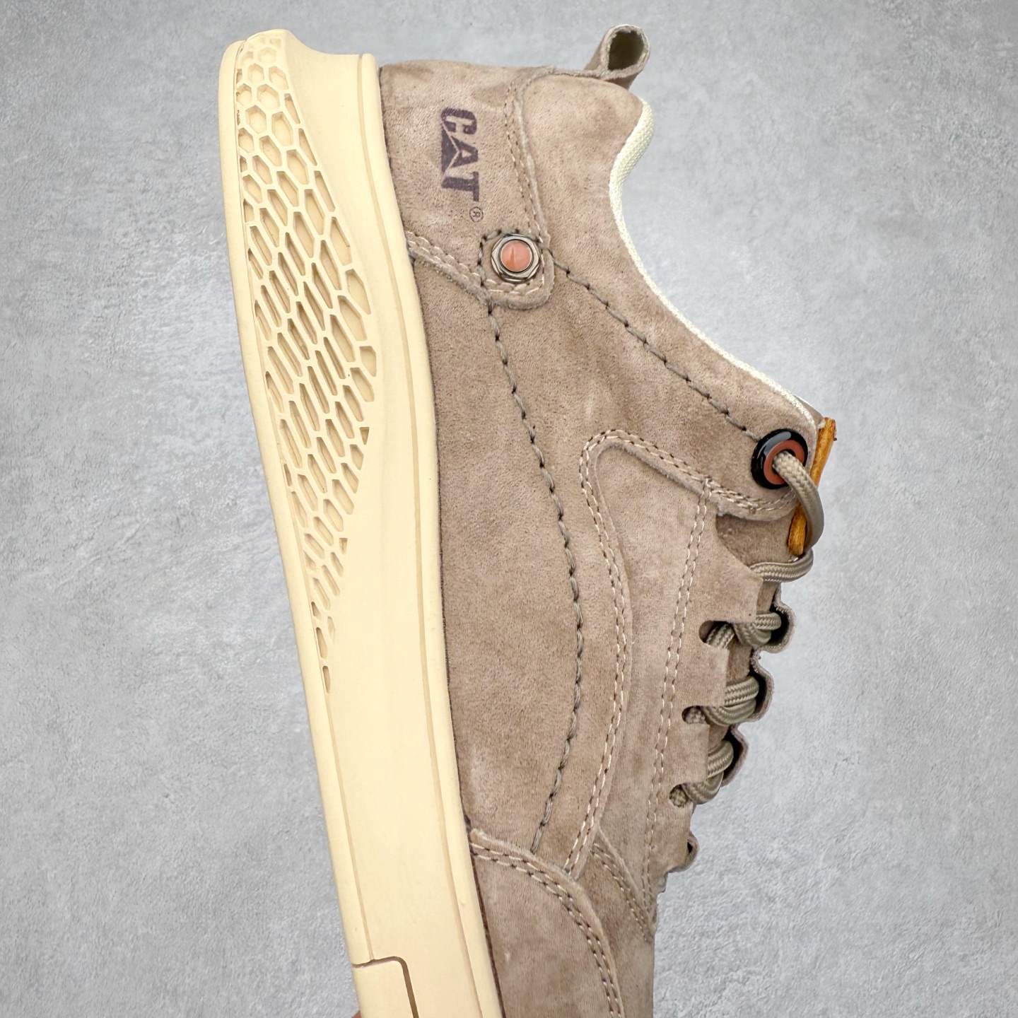 图片[6]-CAT/卡特 硬汉推土机品牌 Tramp Hike Low 户外休闲低帮男鞋 广东中山代工厂原产楦型 台产耐磨麂皮材质# 手工缝线固特异缝制工艺# 轻量柔韧橡胶防滑大底# 正确原盒包装吊牌# 完全还原ZP工艺❗徒步旅行者百搭休闲旅游休闲鞋 全套官网统一包装 今年秋冬季休闲户外专用 日常随意搭配 型男必备 尺码：39 40 41 42 43 44 注意：比运动鞋偏大一码-选品中心