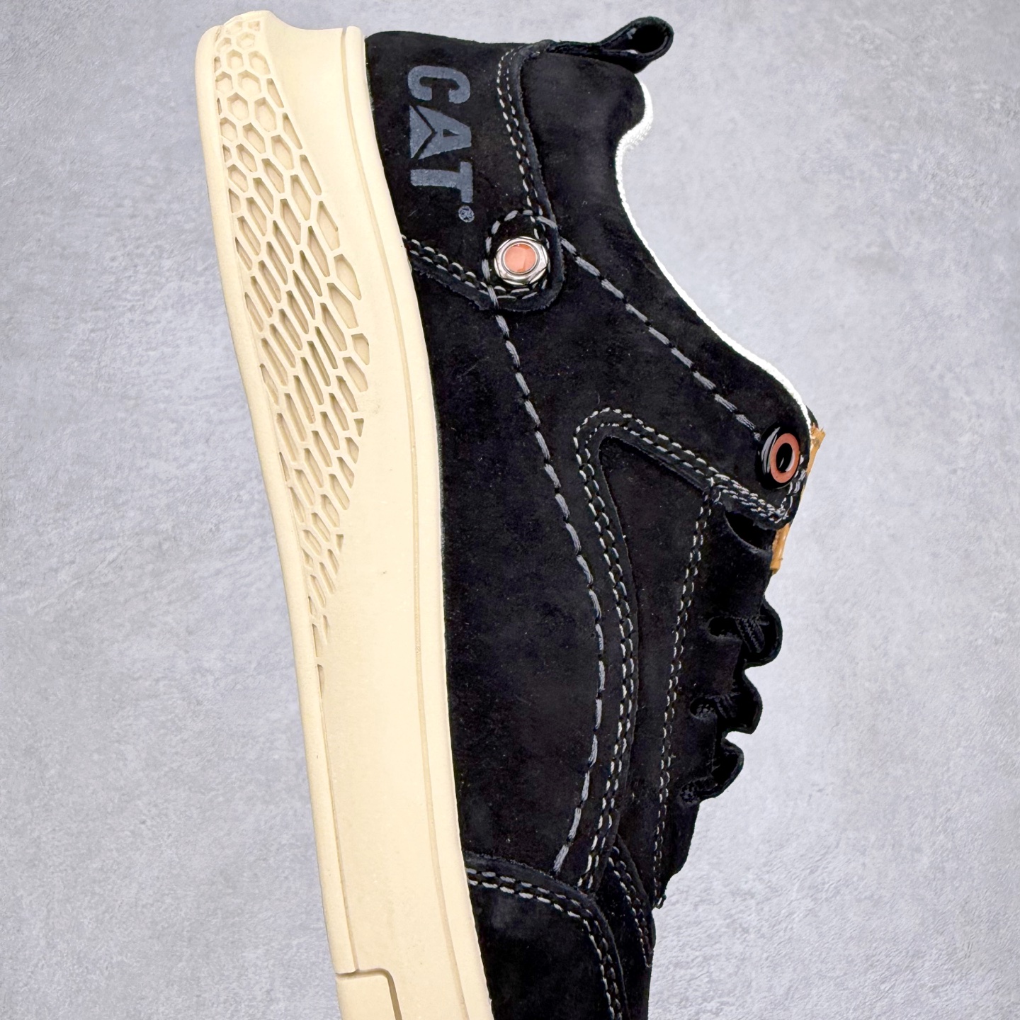 图片[6]-CAT/卡特 硬汉推土机品牌 Tramp Hike Low 户外休闲低帮男鞋 广东中山代工厂原产楦型 台产耐磨麂皮材质# 手工缝线固特异缝制工艺# 轻量柔韧橡胶防滑大底# 正确原盒包装吊牌# 完全还原ZP工艺❗徒步旅行者百搭休闲旅游休闲鞋 全套官网统一包装 今年秋冬季休闲户外专用 日常随意搭配 型男必备 尺码：39 40 41 42 43 44 注意：比运动鞋偏大一码-选品中心