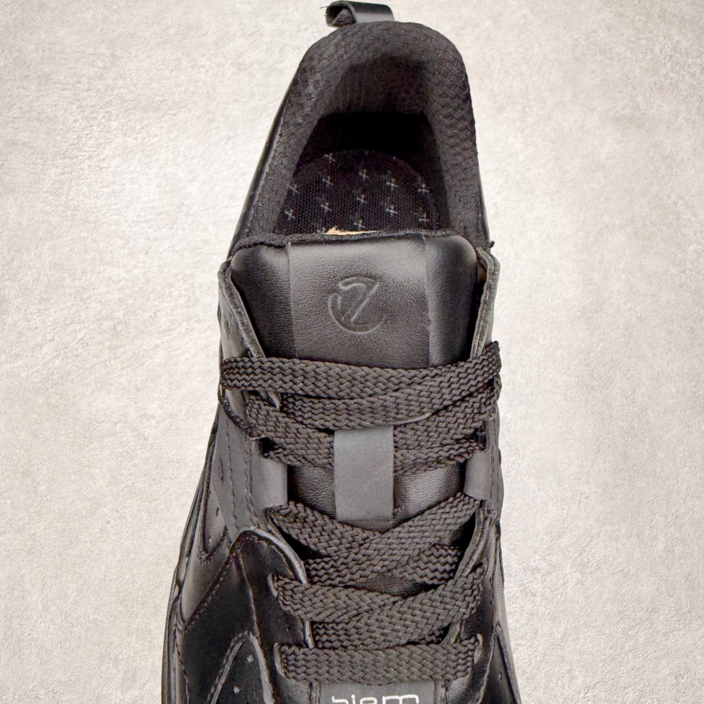 图片[5]-ECCO 爱步 Biom 2.2 牛皮轻盈舒适百搭耐磨 低帮生活休闲鞋 ECCO以三大核心特征为依托：北欧设计风格、鞋履制作、积极的生活方式。北欧设计风格：北欧设计特点是独特、有格调、实用和简约，并且品质优良。鞋履制作：ECCO钟爱鞋履制作以及一切与鞋履制作相关的事物。积极的生活方式：ECCO的创始人希望制作出的鞋履无需磨合，即可完美贴合脚型，帮助人们享受行走的乐趣。ECCO的成功源自其产品质量和创新的技术水平，恪守“鞋遵循双足”的设计理念，将的舒适度和风格融为一体。ECCO跑遍全世界寻找创新的原料。从制革制鞋一体化的设置，源头上控制皮革质量，确保对人体无害。 尺码：38 39 40 41 42 43 44 （皮鞋码）-选品中心