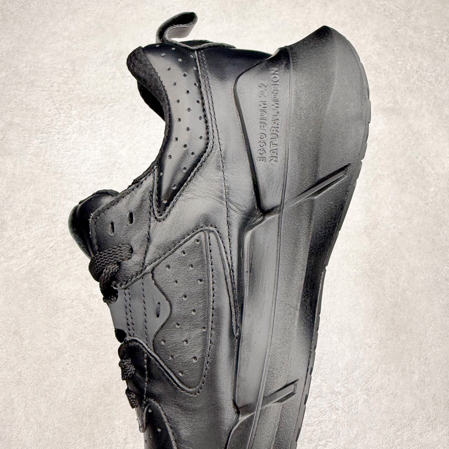 图片[7]-ECCO 爱步 Biom 2.2 牛皮轻盈舒适百搭耐磨 低帮生活休闲鞋 ECCO以三大核心特征为依托：北欧设计风格、鞋履制作、积极的生活方式。北欧设计风格：北欧设计特点是独特、有格调、实用和简约，并且品质优良。鞋履制作：ECCO钟爱鞋履制作以及一切与鞋履制作相关的事物。积极的生活方式：ECCO的创始人希望制作出的鞋履无需磨合，即可完美贴合脚型，帮助人们享受行走的乐趣。ECCO的成功源自其产品质量和创新的技术水平，恪守“鞋遵循双足”的设计理念，将的舒适度和风格融为一体。ECCO跑遍全世界寻找创新的原料。从制革制鞋一体化的设置，源头上控制皮革质量，确保对人体无害。 尺码：38 39 40 41 42 43 44 （皮鞋码）-选品中心