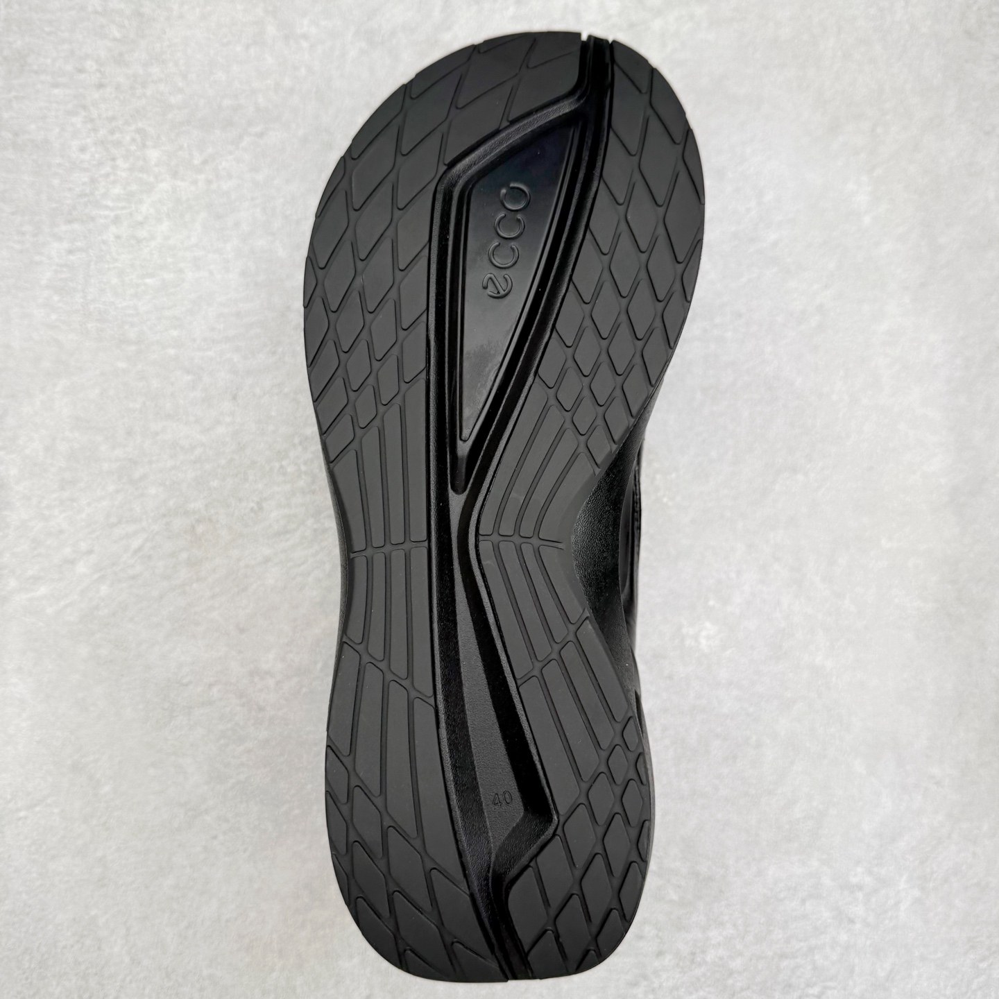 图片[9]-ECCO 爱步 Biom 2.2 牛皮轻盈舒适百搭耐磨 低帮生活休闲鞋 ECCO以三大核心特征为依托：北欧设计风格、鞋履制作、积极的生活方式。北欧设计风格：北欧设计特点是独特、有格调、实用和简约，并且品质优良。鞋履制作：ECCO钟爱鞋履制作以及一切与鞋履制作相关的事物。积极的生活方式：ECCO的创始人希望制作出的鞋履无需磨合，即可完美贴合脚型，帮助人们享受行走的乐趣。ECCO的成功源自其产品质量和创新的技术水平，恪守“鞋遵循双足”的设计理念，将的舒适度和风格融为一体。ECCO跑遍全世界寻找创新的原料。从制革制鞋一体化的设置，源头上控制皮革质量，确保对人体无害。 尺码：38 39 40 41 42 43 44 （皮鞋码）-选品中心