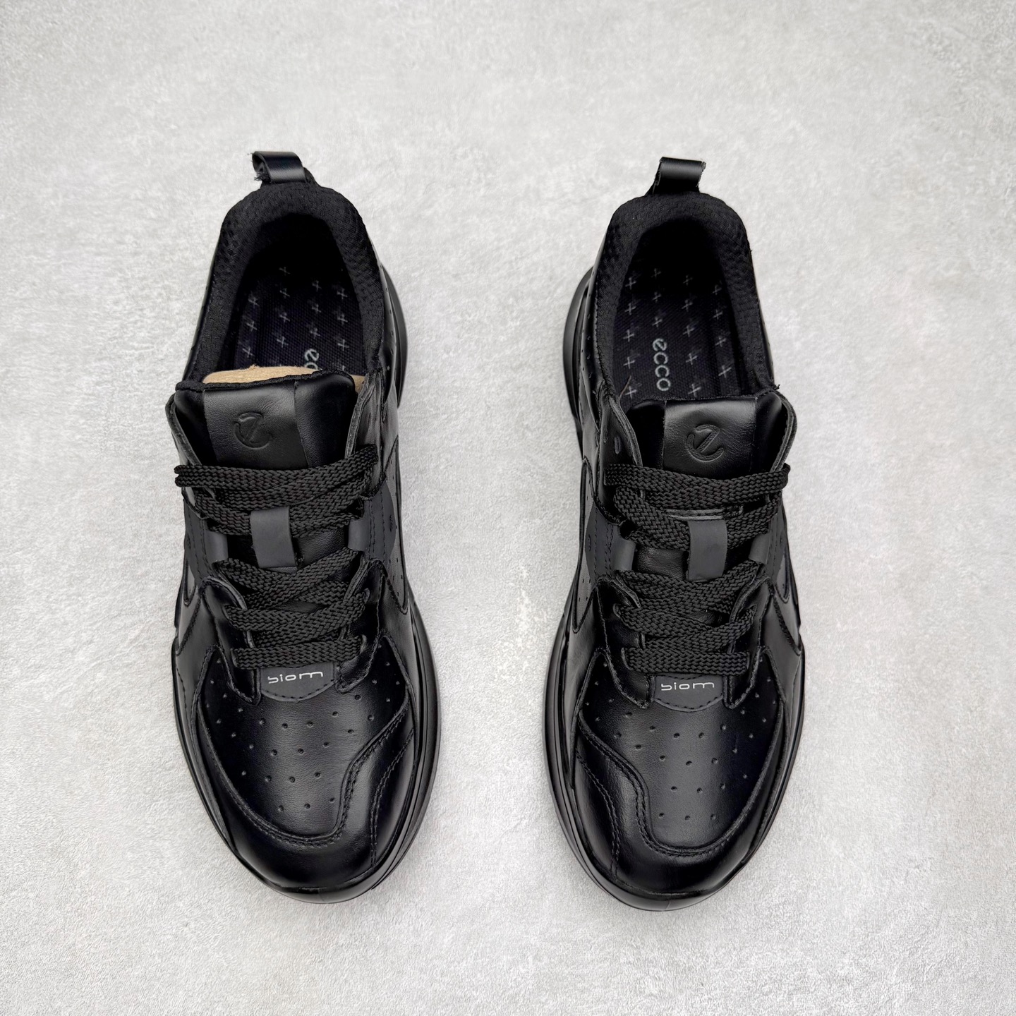 图片[2]-ECCO 爱步 Biom 2.2 牛皮轻盈舒适百搭耐磨 低帮生活休闲鞋 ECCO以三大核心特征为依托：北欧设计风格、鞋履制作、积极的生活方式。北欧设计风格：北欧设计特点是独特、有格调、实用和简约，并且品质优良。鞋履制作：ECCO钟爱鞋履制作以及一切与鞋履制作相关的事物。积极的生活方式：ECCO的创始人希望制作出的鞋履无需磨合，即可完美贴合脚型，帮助人们享受行走的乐趣。ECCO的成功源自其产品质量和创新的技术水平，恪守“鞋遵循双足”的设计理念，将的舒适度和风格融为一体。ECCO跑遍全世界寻找创新的原料。从制革制鞋一体化的设置，源头上控制皮革质量，确保对人体无害。 尺码：38 39 40 41 42 43 44 （皮鞋码）-选品中心