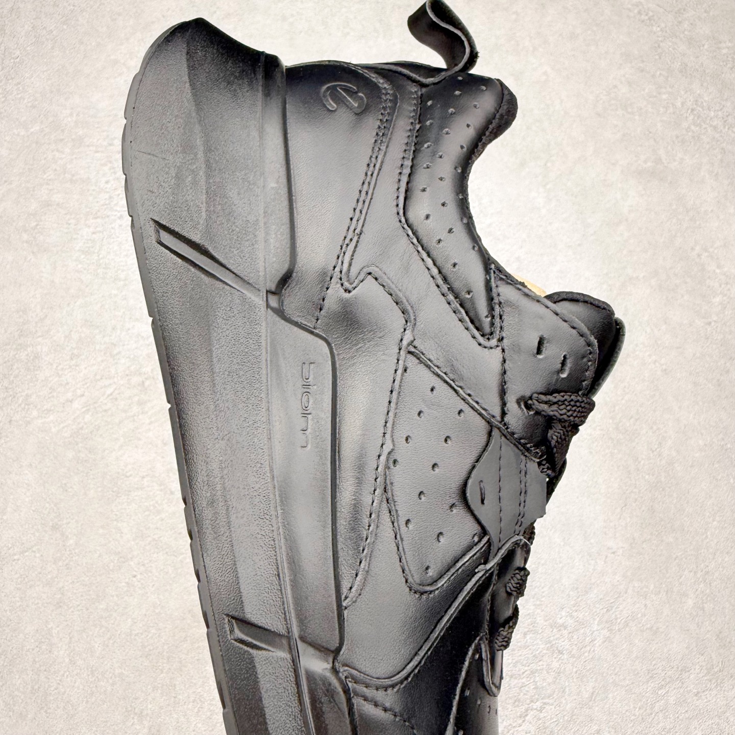 图片[6]-ECCO 爱步 Biom 2.2 牛皮轻盈舒适百搭耐磨 低帮生活休闲鞋 ECCO以三大核心特征为依托：北欧设计风格、鞋履制作、积极的生活方式。北欧设计风格：北欧设计特点是独特、有格调、实用和简约，并且品质优良。鞋履制作：ECCO钟爱鞋履制作以及一切与鞋履制作相关的事物。积极的生活方式：ECCO的创始人希望制作出的鞋履无需磨合，即可完美贴合脚型，帮助人们享受行走的乐趣。ECCO的成功源自其产品质量和创新的技术水平，恪守“鞋遵循双足”的设计理念，将的舒适度和风格融为一体。ECCO跑遍全世界寻找创新的原料。从制革制鞋一体化的设置，源头上控制皮革质量，确保对人体无害。 尺码：38 39 40 41 42 43 44 （皮鞋码）-选品中心