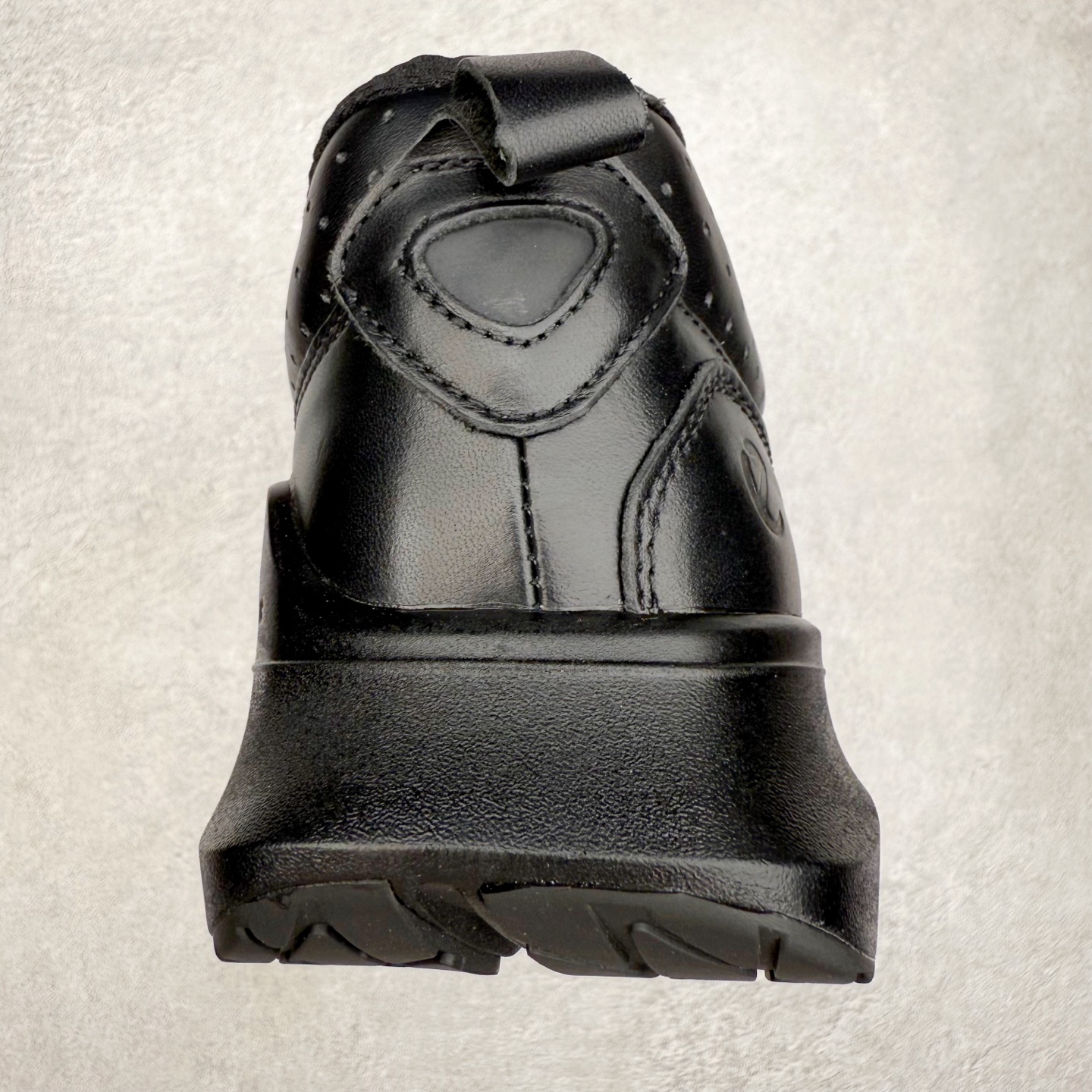 图片[8]-ECCO 爱步 Biom 2.2 牛皮轻盈舒适百搭耐磨 低帮生活休闲鞋 ECCO以三大核心特征为依托：北欧设计风格、鞋履制作、积极的生活方式。北欧设计风格：北欧设计特点是独特、有格调、实用和简约，并且品质优良。鞋履制作：ECCO钟爱鞋履制作以及一切与鞋履制作相关的事物。积极的生活方式：ECCO的创始人希望制作出的鞋履无需磨合，即可完美贴合脚型，帮助人们享受行走的乐趣。ECCO的成功源自其产品质量和创新的技术水平，恪守“鞋遵循双足”的设计理念，将的舒适度和风格融为一体。ECCO跑遍全世界寻找创新的原料。从制革制鞋一体化的设置，源头上控制皮革质量，确保对人体无害。 尺码：38 39 40 41 42 43 44 （皮鞋码）-选品中心