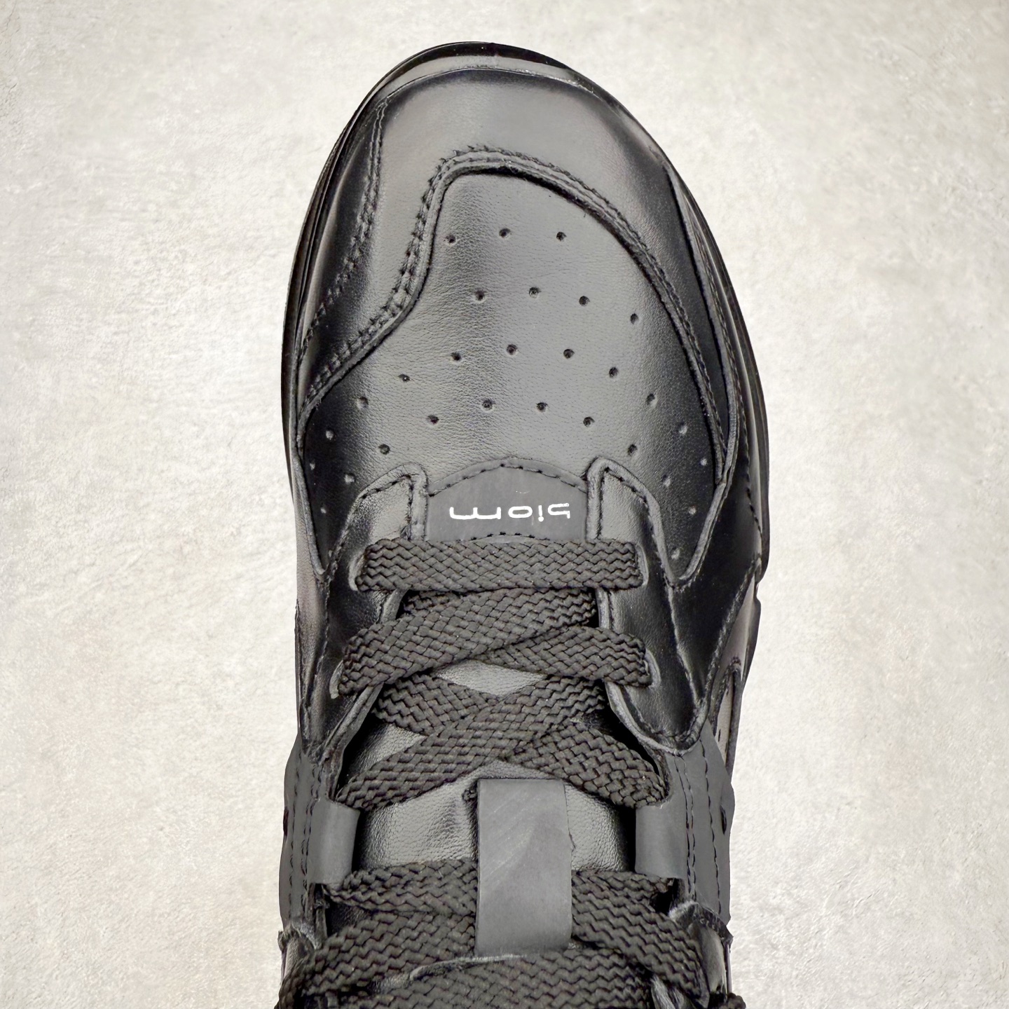 图片[4]-ECCO 爱步 Biom 2.2 牛皮轻盈舒适百搭耐磨 低帮生活休闲鞋 ECCO以三大核心特征为依托：北欧设计风格、鞋履制作、积极的生活方式。北欧设计风格：北欧设计特点是独特、有格调、实用和简约，并且品质优良。鞋履制作：ECCO钟爱鞋履制作以及一切与鞋履制作相关的事物。积极的生活方式：ECCO的创始人希望制作出的鞋履无需磨合，即可完美贴合脚型，帮助人们享受行走的乐趣。ECCO的成功源自其产品质量和创新的技术水平，恪守“鞋遵循双足”的设计理念，将的舒适度和风格融为一体。ECCO跑遍全世界寻找创新的原料。从制革制鞋一体化的设置，源头上控制皮革质量，确保对人体无害。 尺码：38 39 40 41 42 43 44 （皮鞋码）-选品中心