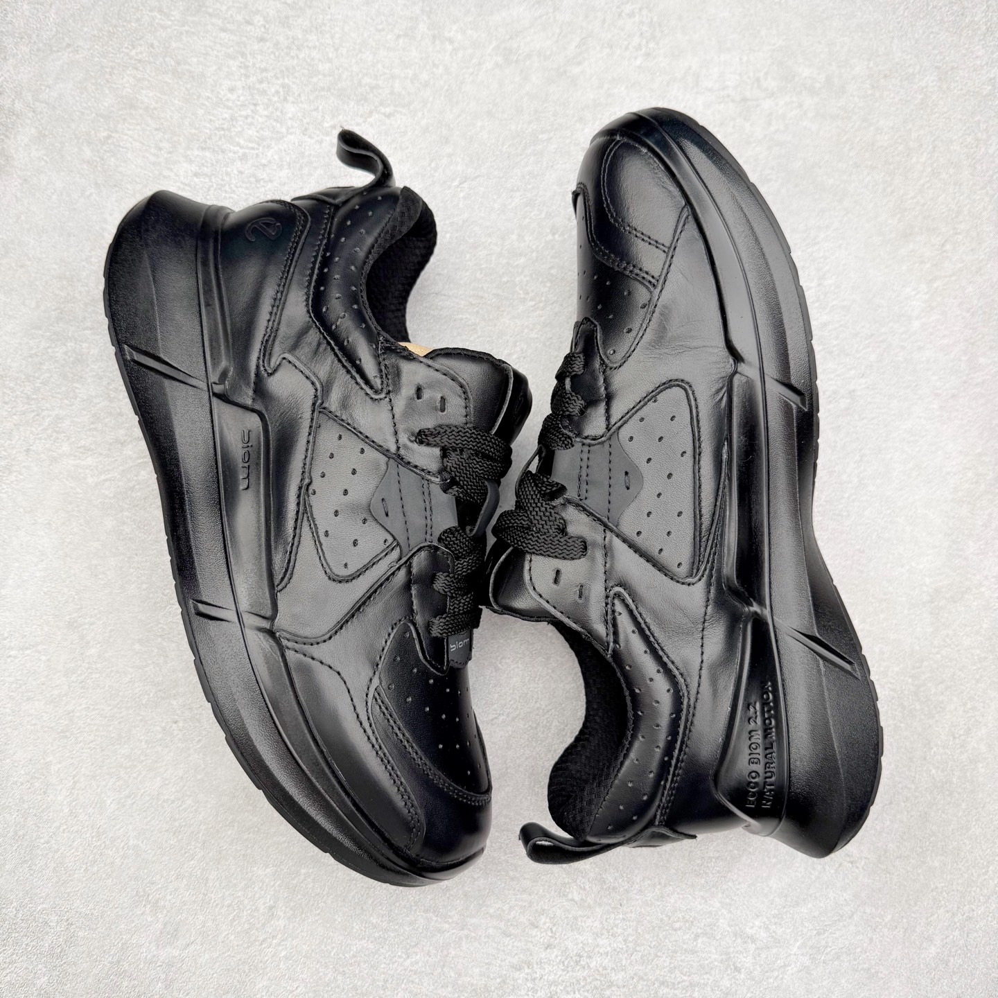 图片[3]-ECCO 爱步 Biom 2.2 牛皮轻盈舒适百搭耐磨 低帮生活休闲鞋 ECCO以三大核心特征为依托：北欧设计风格、鞋履制作、积极的生活方式。北欧设计风格：北欧设计特点是独特、有格调、实用和简约，并且品质优良。鞋履制作：ECCO钟爱鞋履制作以及一切与鞋履制作相关的事物。积极的生活方式：ECCO的创始人希望制作出的鞋履无需磨合，即可完美贴合脚型，帮助人们享受行走的乐趣。ECCO的成功源自其产品质量和创新的技术水平，恪守“鞋遵循双足”的设计理念，将的舒适度和风格融为一体。ECCO跑遍全世界寻找创新的原料。从制革制鞋一体化的设置，源头上控制皮革质量，确保对人体无害。 尺码：38 39 40 41 42 43 44 （皮鞋码）-选品中心