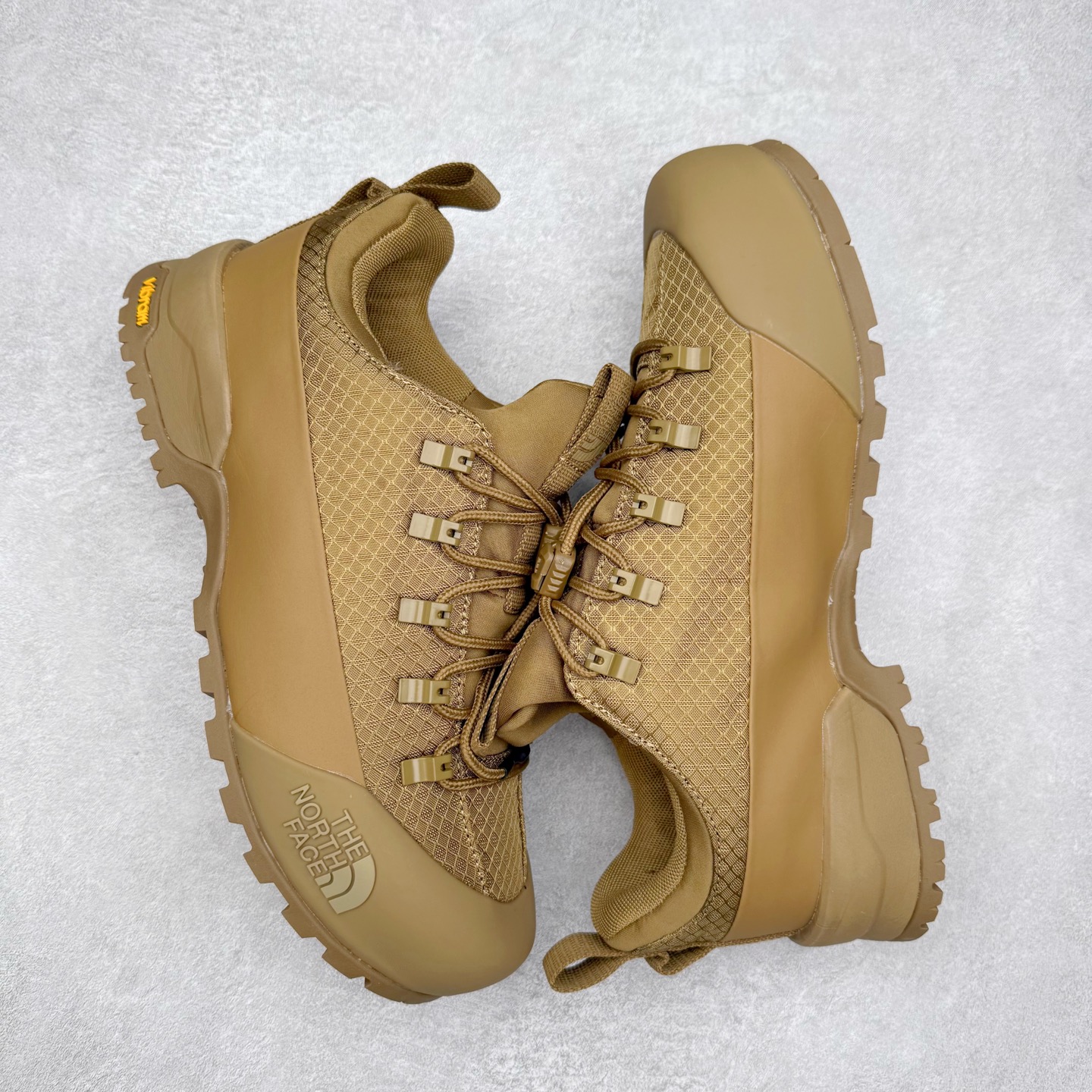 图片[3]-The North Face 北面 户外运动休闲登山鞋越野徒步鞋 大厂品质 面料采用进口牛皮 鞋底采用Vibram黄金大底 专门为鞋底设计的橡胶以出色的耐磨性 良好的防滑性或得不少户外运动爱好者的喜欢 专业户外登山品牌（北面）The North Face自1966年创立，由两位热爱登山徒步的年轻登山者于美西旧金山开创，不断透过研发与创新，并且将最先进的技术结合在服装与鞋款设计，生产多种外型帅气且专业能力非常强的户外运动装备而备受欢迎。 尺码：40-45-选品中心