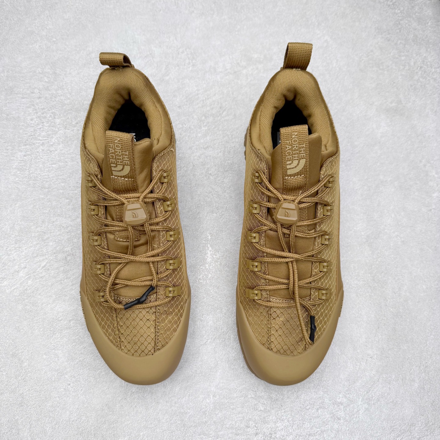 图片[2]-The North Face 北面 户外运动休闲登山鞋越野徒步鞋 大厂品质 面料采用进口牛皮 鞋底采用Vibram黄金大底 专门为鞋底设计的橡胶以出色的耐磨性 良好的防滑性或得不少户外运动爱好者的喜欢 专业户外登山品牌（北面）The North Face自1966年创立，由两位热爱登山徒步的年轻登山者于美西旧金山开创，不断透过研发与创新，并且将最先进的技术结合在服装与鞋款设计，生产多种外型帅气且专业能力非常强的户外运动装备而备受欢迎。 尺码：40-45-选品中心