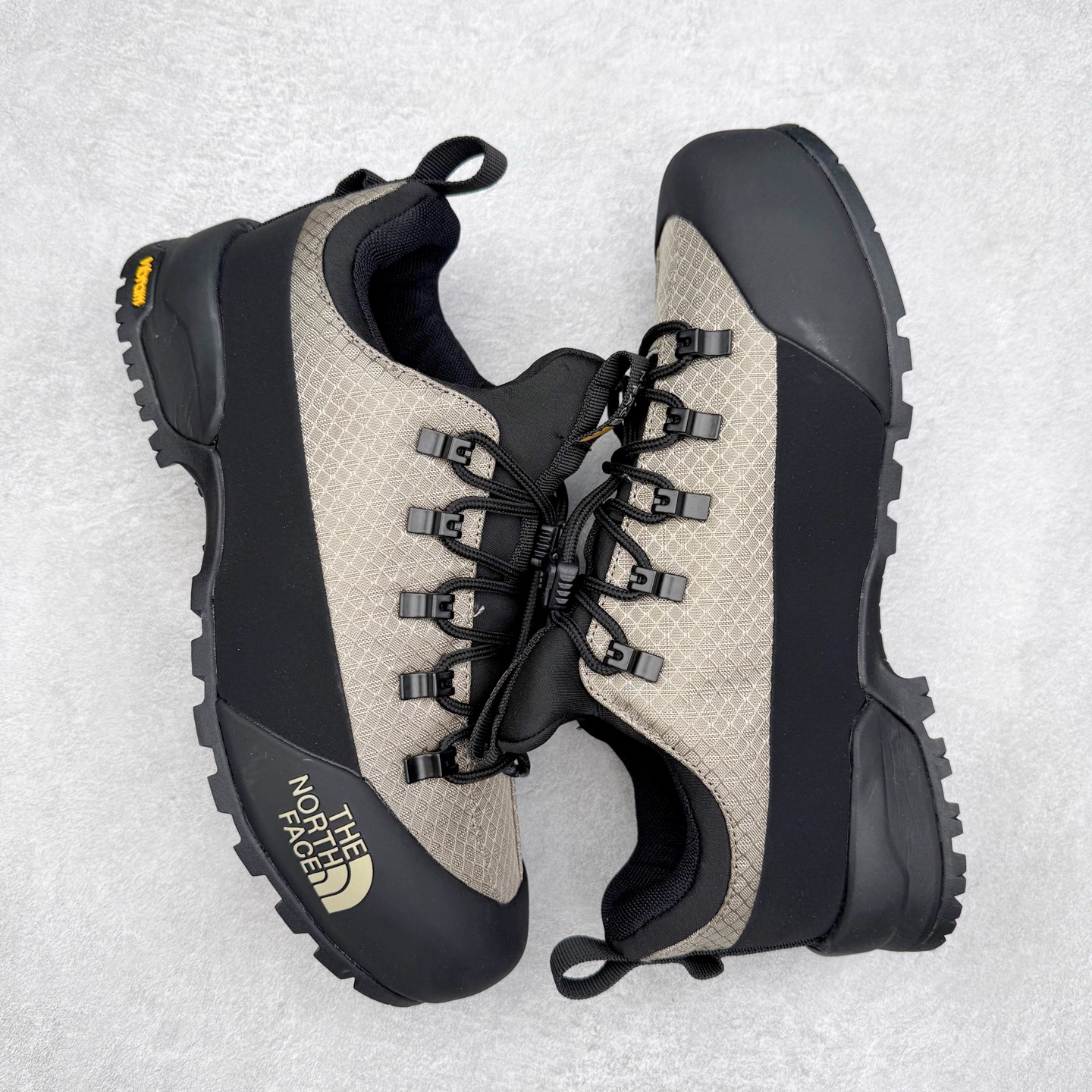 图片[3]-The North Face 北面 户外运动休闲登山鞋越野徒步鞋 大厂品质 面料采用进口牛皮 鞋底采用Vibram黄金大底 专门为鞋底设计的橡胶以出色的耐磨性 良好的防滑性或得不少户外运动爱好者的喜欢 专业户外登山品牌（北面）The North Face自1966年创立，由两位热爱登山徒步的年轻登山者于美西旧金山开创，不断透过研发与创新，并且将最先进的技术结合在服装与鞋款设计，生产多种外型帅气且专业能力非常强的户外运动装备而备受欢迎。 尺码：40-45-选品中心