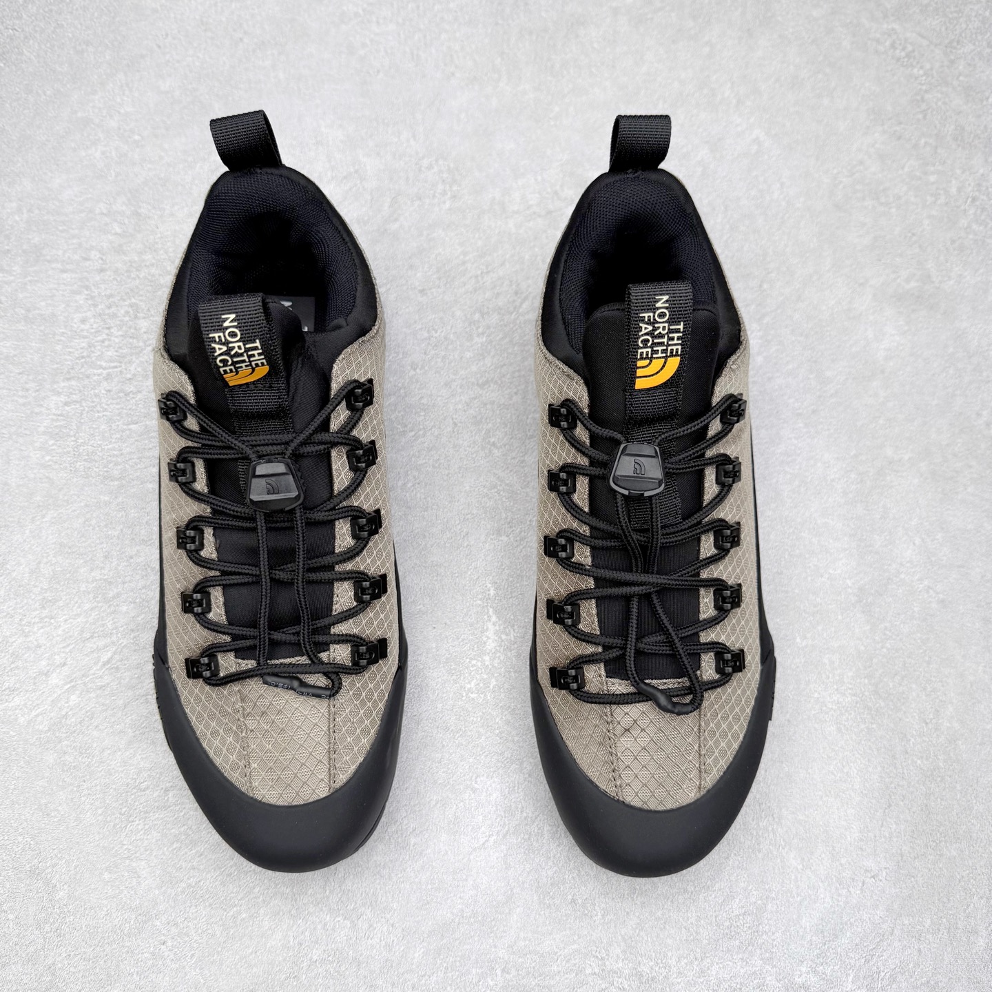 图片[2]-The North Face 北面 户外运动休闲登山鞋越野徒步鞋 大厂品质 面料采用进口牛皮 鞋底采用Vibram黄金大底 专门为鞋底设计的橡胶以出色的耐磨性 良好的防滑性或得不少户外运动爱好者的喜欢 专业户外登山品牌（北面）The North Face自1966年创立，由两位热爱登山徒步的年轻登山者于美西旧金山开创，不断透过研发与创新，并且将最先进的技术结合在服装与鞋款设计，生产多种外型帅气且专业能力非常强的户外运动装备而备受欢迎。 尺码：40-45-选品中心