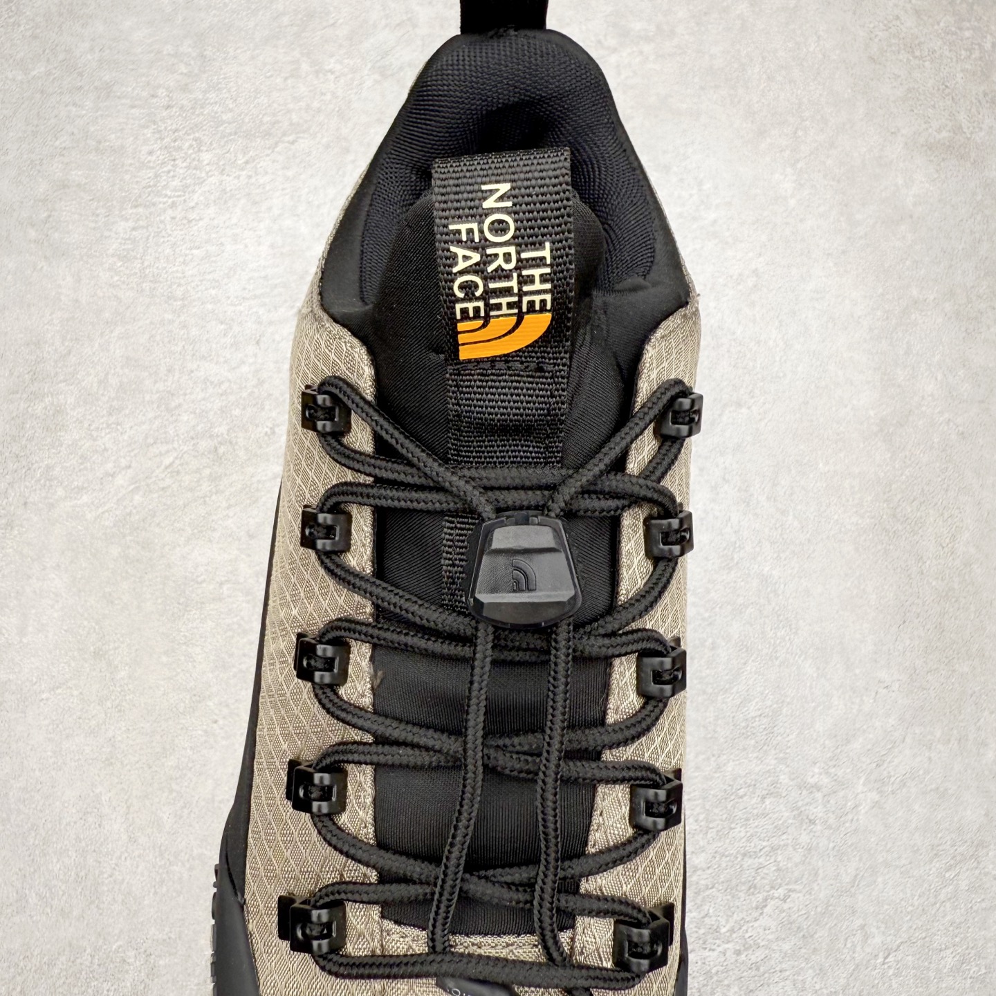 图片[5]-The North Face 北面 户外运动休闲登山鞋越野徒步鞋 大厂品质 面料采用进口牛皮 鞋底采用Vibram黄金大底 专门为鞋底设计的橡胶以出色的耐磨性 良好的防滑性或得不少户外运动爱好者的喜欢 专业户外登山品牌（北面）The North Face自1966年创立，由两位热爱登山徒步的年轻登山者于美西旧金山开创，不断透过研发与创新，并且将最先进的技术结合在服装与鞋款设计，生产多种外型帅气且专业能力非常强的户外运动装备而备受欢迎。 尺码：40-45-选品中心