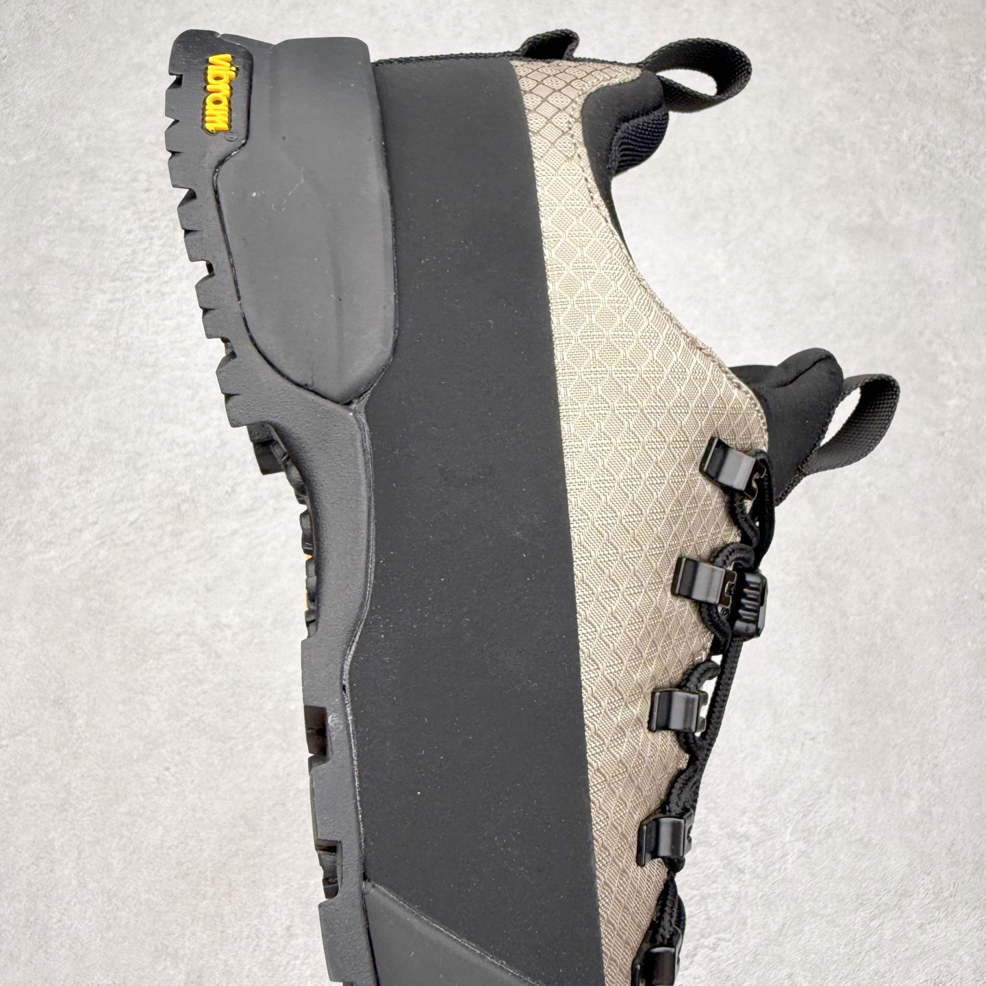 图片[6]-The North Face 北面 户外运动休闲登山鞋越野徒步鞋 大厂品质 面料采用进口牛皮 鞋底采用Vibram黄金大底 专门为鞋底设计的橡胶以出色的耐磨性 良好的防滑性或得不少户外运动爱好者的喜欢 专业户外登山品牌（北面）The North Face自1966年创立，由两位热爱登山徒步的年轻登山者于美西旧金山开创，不断透过研发与创新，并且将最先进的技术结合在服装与鞋款设计，生产多种外型帅气且专业能力非常强的户外运动装备而备受欢迎。 尺码：40-45-选品中心