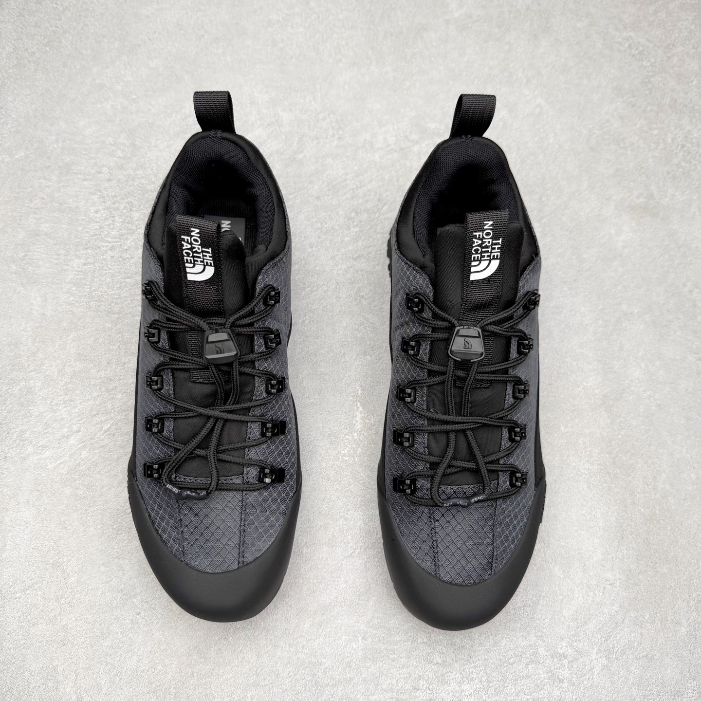 图片[2]-The North Face 北面 户外运动休闲登山鞋越野徒步鞋 大厂品质 面料采用进口牛皮 鞋底采用Vibram黄金大底 专门为鞋底设计的橡胶以出色的耐磨性 良好的防滑性或得不少户外运动爱好者的喜欢 专业户外登山品牌（北面）The North Face自1966年创立，由两位热爱登山徒步的年轻登山者于美西旧金山开创，不断透过研发与创新，并且将最先进的技术结合在服装与鞋款设计，生产多种外型帅气且专业能力非常强的户外运动装备而备受欢迎。 尺码：40-45-选品中心