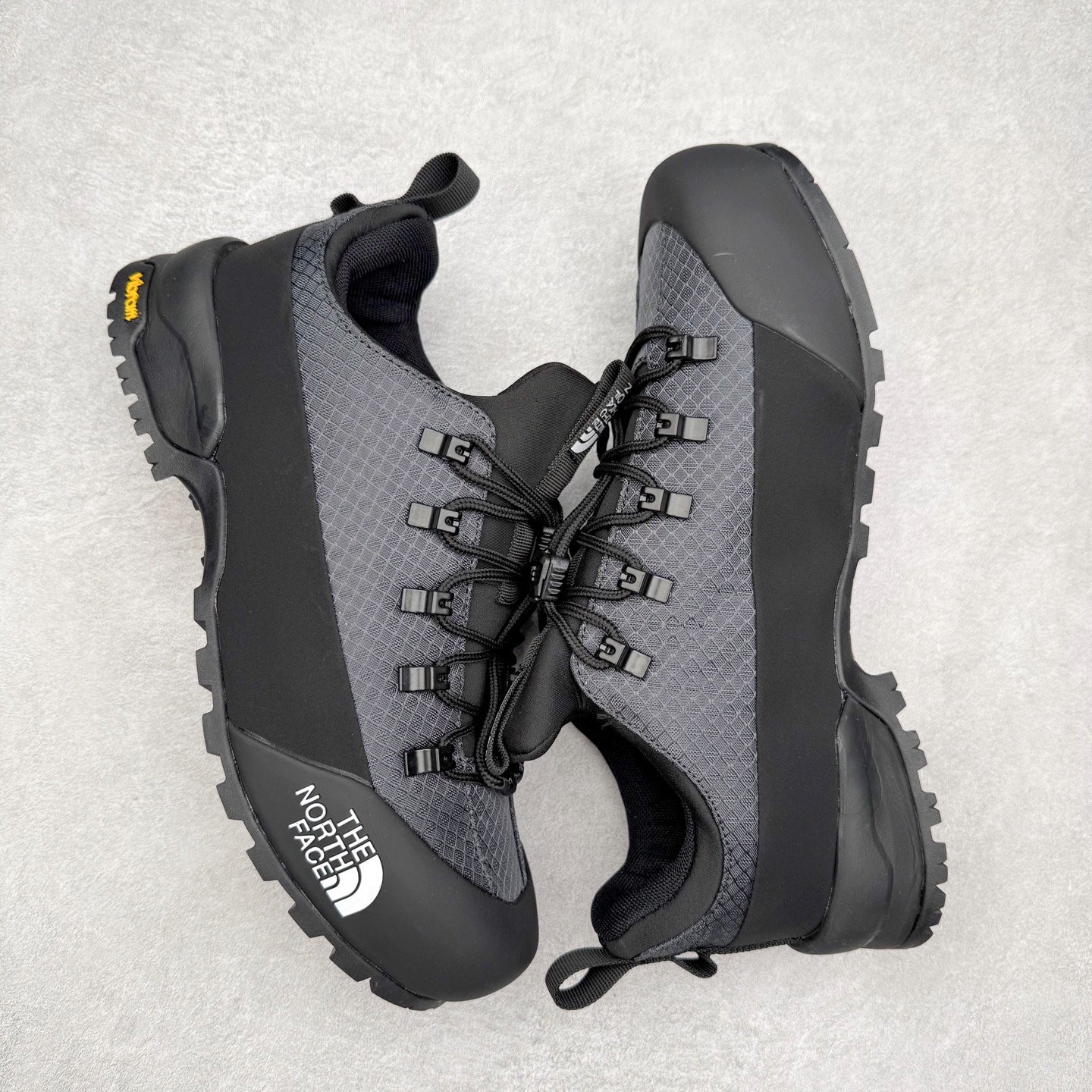 图片[3]-The North Face 北面 户外运动休闲登山鞋越野徒步鞋 大厂品质 面料采用进口牛皮 鞋底采用Vibram黄金大底 专门为鞋底设计的橡胶以出色的耐磨性 良好的防滑性或得不少户外运动爱好者的喜欢 专业户外登山品牌（北面）The North Face自1966年创立，由两位热爱登山徒步的年轻登山者于美西旧金山开创，不断透过研发与创新，并且将最先进的技术结合在服装与鞋款设计，生产多种外型帅气且专业能力非常强的户外运动装备而备受欢迎。 尺码：40-45-选品中心