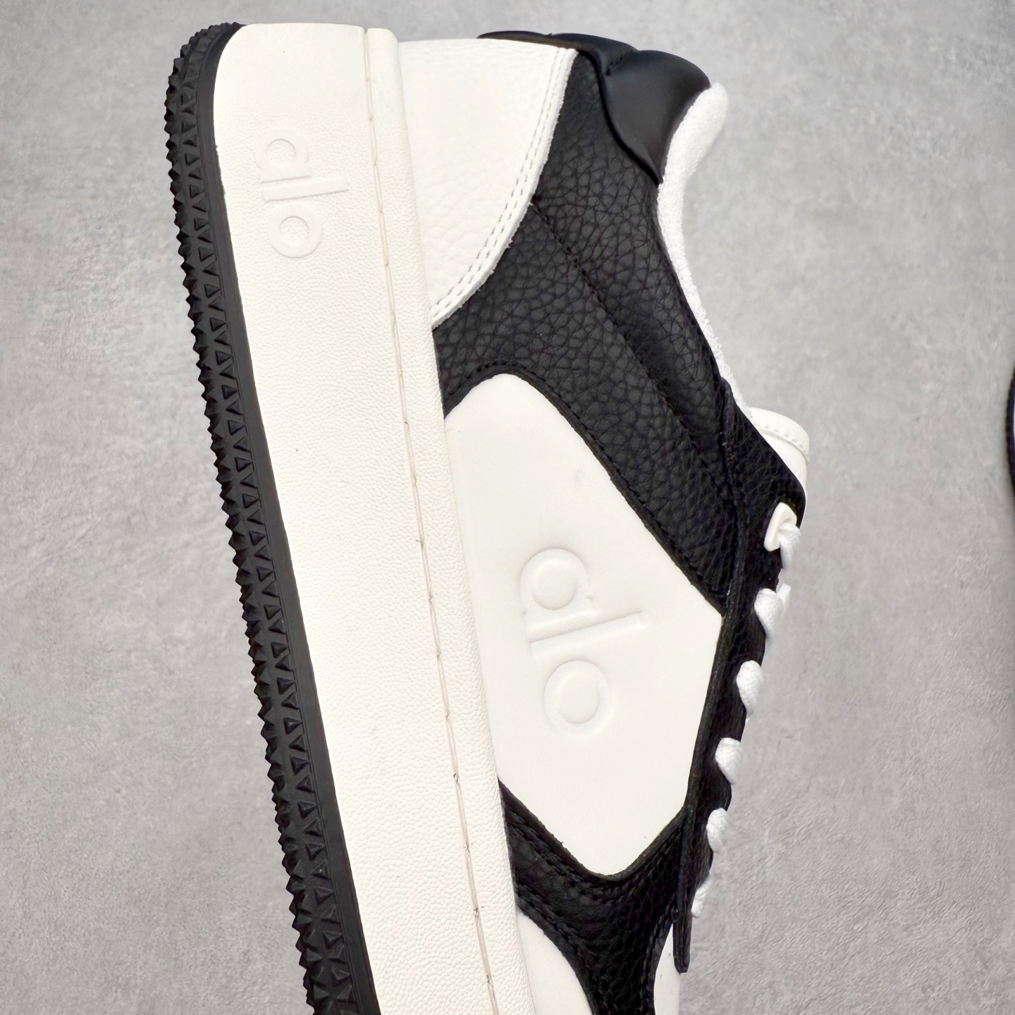 图片[6]-Alo yoga 易梦玲 Jisoo智秀 等多位明星同款上脚 主打各大平台外贸主推大厂采购原材料多处细节一步到位 生产细节 没得说 一款随意搭配的都好看的鞋子aIo采用增高4cm 主打熊猫色 春夏秋冬四季款 舒适简约板鞋 TPU防滑耐磨鞋底 #alo #alo女孩 #AIo #健身穿搭 #鞋子推荐 #板鞋 尺码：35 36 37 38 39 40 41 42 43 44 45-选品中心