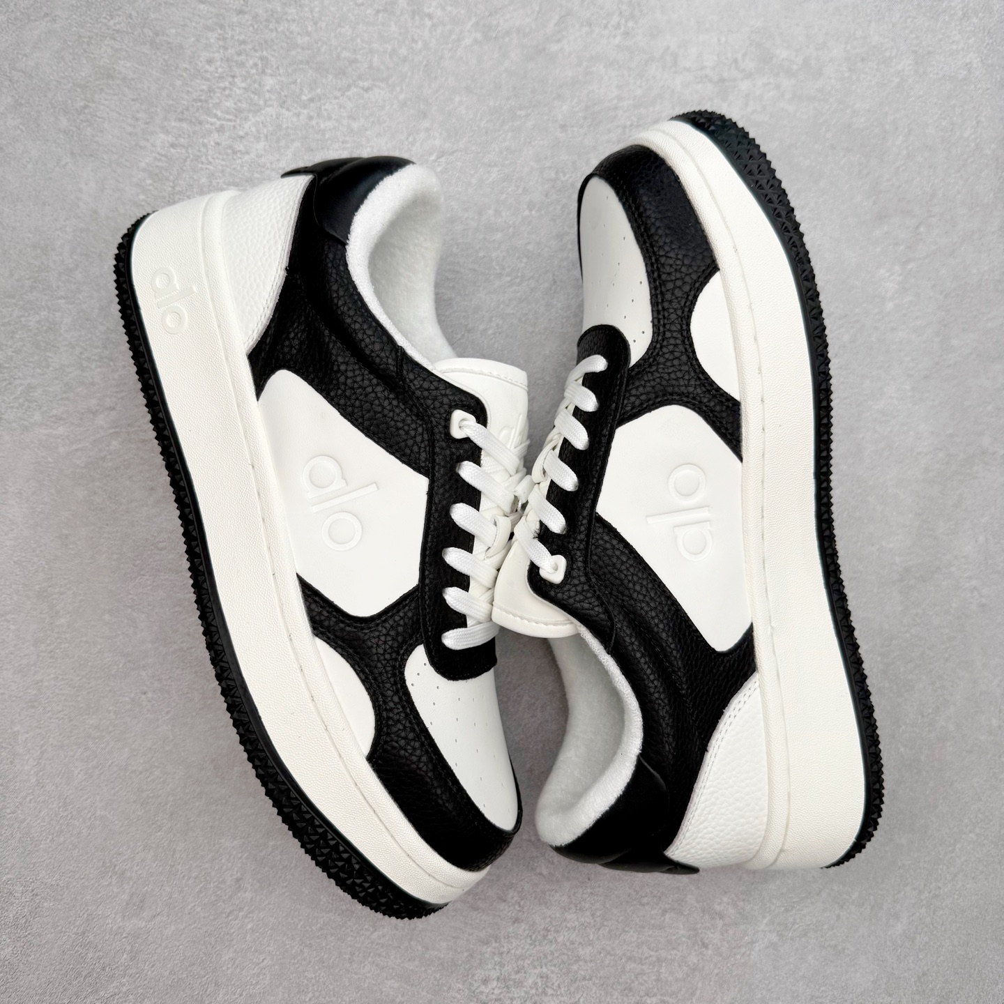 图片[3]-Alo yoga 易梦玲 Jisoo智秀 等多位明星同款上脚 主打各大平台外贸主推大厂采购原材料多处细节一步到位 生产细节 没得说 一款随意搭配的都好看的鞋子aIo采用增高4cm 主打熊猫色 春夏秋冬四季款 舒适简约板鞋 TPU防滑耐磨鞋底 #alo #alo女孩 #AIo #健身穿搭 #鞋子推荐 #板鞋 尺码：35 36 37 38 39 40 41 42 43 44 45-选品中心