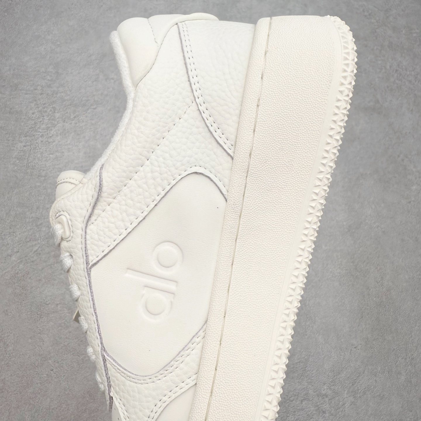 图片[7]-Alo yoga 易梦玲 Jisoo智秀 等多位明星同款上脚 主打各大平台外贸主推大厂采购原材料多处细节一步到位 生产细节 没得说 一款随意搭配的都好看的鞋子aIo采用增高4cm 主打熊猫色 春夏秋冬四季款 舒适简约板鞋 TPU防滑耐磨鞋底 #alo #alo女孩 #AIo #健身穿搭 #鞋子推荐 #板鞋 尺码：35 36 37 38 39 40 41 42 43 44 45-选品中心