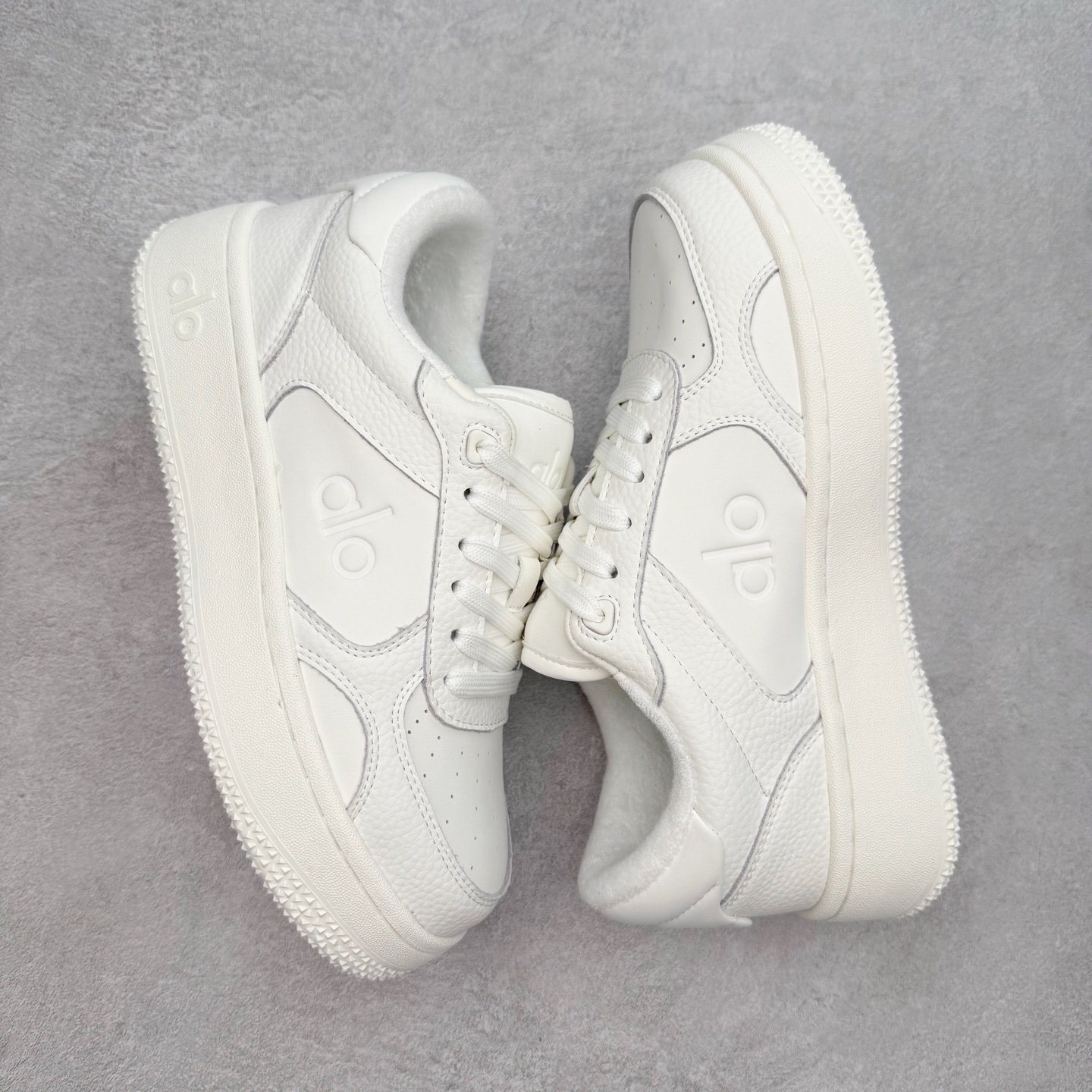 图片[3]-Alo yoga 易梦玲 Jisoo智秀 等多位明星同款上脚 主打各大平台外贸主推大厂采购原材料多处细节一步到位 生产细节 没得说 一款随意搭配的都好看的鞋子aIo采用增高4cm 主打熊猫色 春夏秋冬四季款 舒适简约板鞋 TPU防滑耐磨鞋底 #alo #alo女孩 #AIo #健身穿搭 #鞋子推荐 #板鞋 尺码：35 36 37 38 39 40 41 42 43 44 45-选品中心