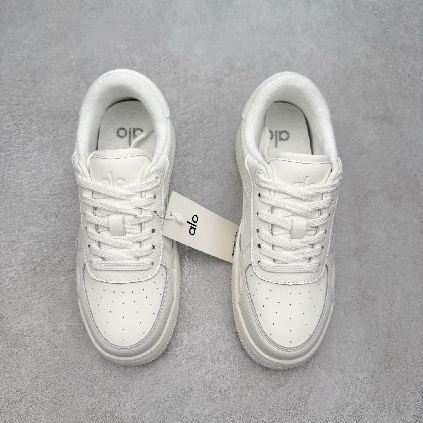 图片[2]-Alo yoga 易梦玲 Jisoo智秀 等多位明星同款上脚 主打各大平台外贸主推大厂采购原材料多处细节一步到位 生产细节 没得说 一款随意搭配的都好看的鞋子aIo采用增高4cm 主打熊猫色 春夏秋冬四季款 舒适简约板鞋 TPU防滑耐磨鞋底 #alo #alo女孩 #AIo #健身穿搭 #鞋子推荐 #板鞋 尺码：35 36 37 38 39 40 41 42 43 44 45-选品中心