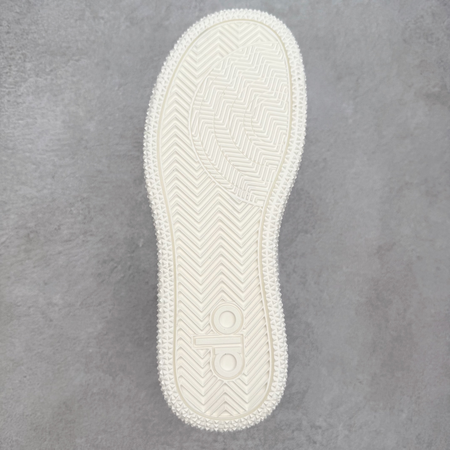 图片[9]-Alo yoga 易梦玲 Jisoo智秀 等多位明星同款上脚 主打各大平台外贸主推大厂采购原材料多处细节一步到位 生产细节 没得说 一款随意搭配的都好看的鞋子aIo采用增高4cm 主打熊猫色 春夏秋冬四季款 舒适简约板鞋 TPU防滑耐磨鞋底 #alo #alo女孩 #AIo #健身穿搭 #鞋子推荐 #板鞋 尺码：35 36 37 38 39 40 41 42 43 44 45-选品中心