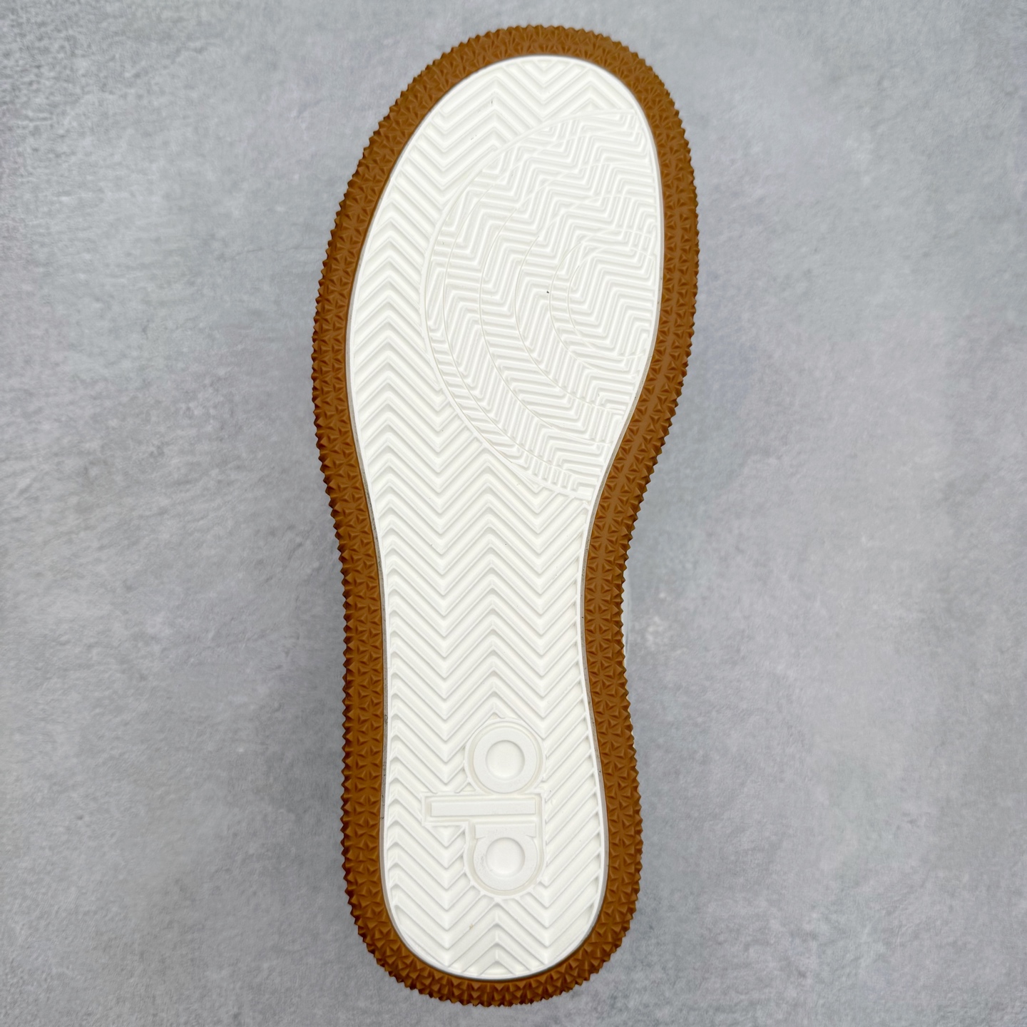 图片[9]-Alo yoga 易梦玲 Jisoo智秀 等多位明星同款上脚 主打各大平台外贸主推大厂采购原材料多处细节一步到位 生产细节 没得说 一款随意搭配的都好看的鞋子aIo采用增高4cm 主打熊猫色 春夏秋冬四季款 舒适简约板鞋 TPU防滑耐磨鞋底 #alo #alo女孩 #AIo #健身穿搭 #鞋子推荐 #板鞋 尺码：35 36 37 38 39 40 41 42 43 44 45-选品中心