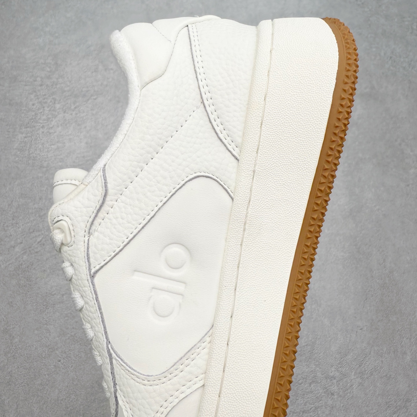 图片[7]-Alo yoga 易梦玲 Jisoo智秀 等多位明星同款上脚 主打各大平台外贸主推大厂采购原材料多处细节一步到位 生产细节 没得说 一款随意搭配的都好看的鞋子aIo采用增高4cm 主打熊猫色 春夏秋冬四季款 舒适简约板鞋 TPU防滑耐磨鞋底 #alo #alo女孩 #AIo #健身穿搭 #鞋子推荐 #板鞋 尺码：35 36 37 38 39 40 41 42 43 44 45-选品中心