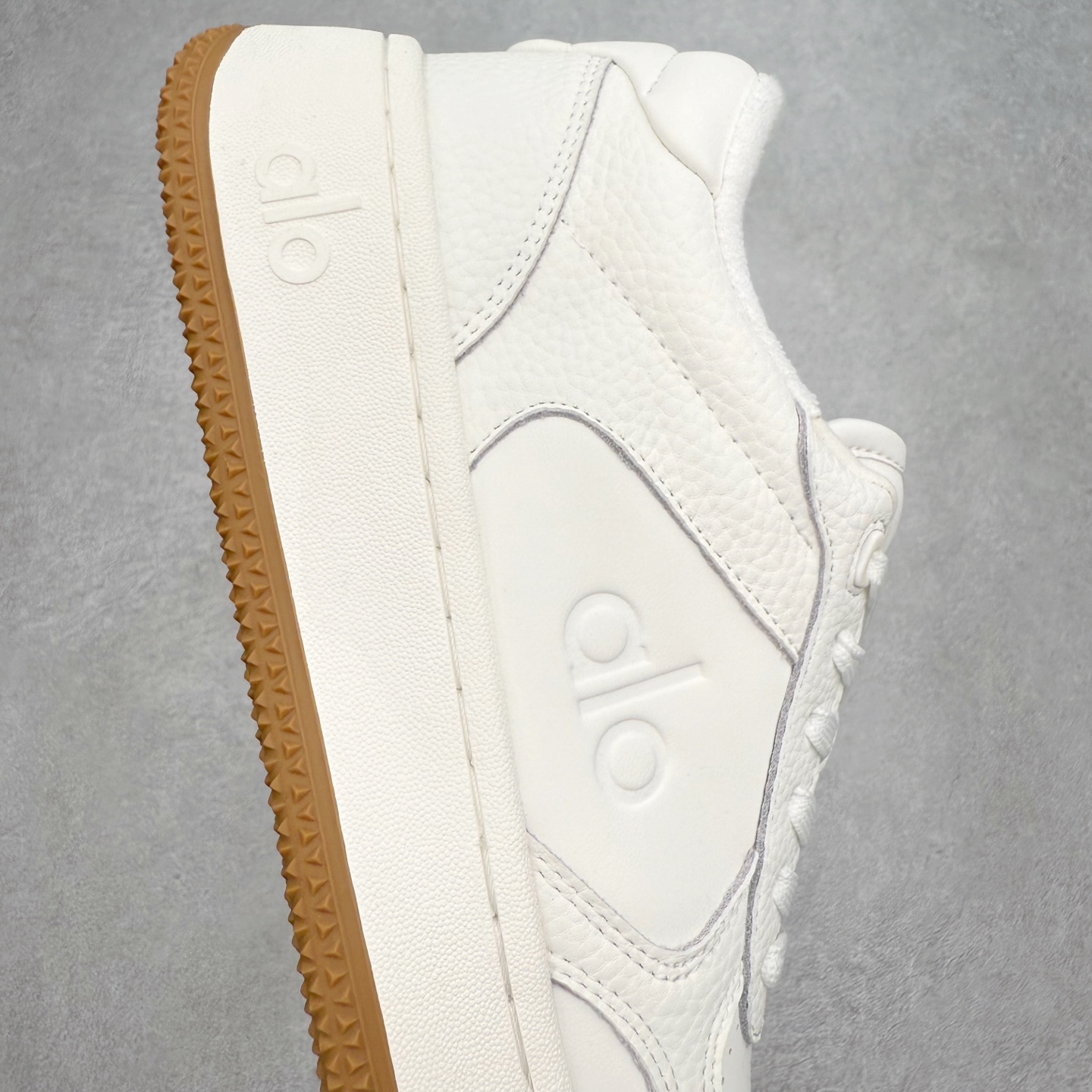 图片[6]-Alo yoga 易梦玲 Jisoo智秀 等多位明星同款上脚 主打各大平台外贸主推大厂采购原材料多处细节一步到位 生产细节 没得说 一款随意搭配的都好看的鞋子aIo采用增高4cm 主打熊猫色 春夏秋冬四季款 舒适简约板鞋 TPU防滑耐磨鞋底 #alo #alo女孩 #AIo #健身穿搭 #鞋子推荐 #板鞋 尺码：35 36 37 38 39 40 41 42 43 44 45-选品中心