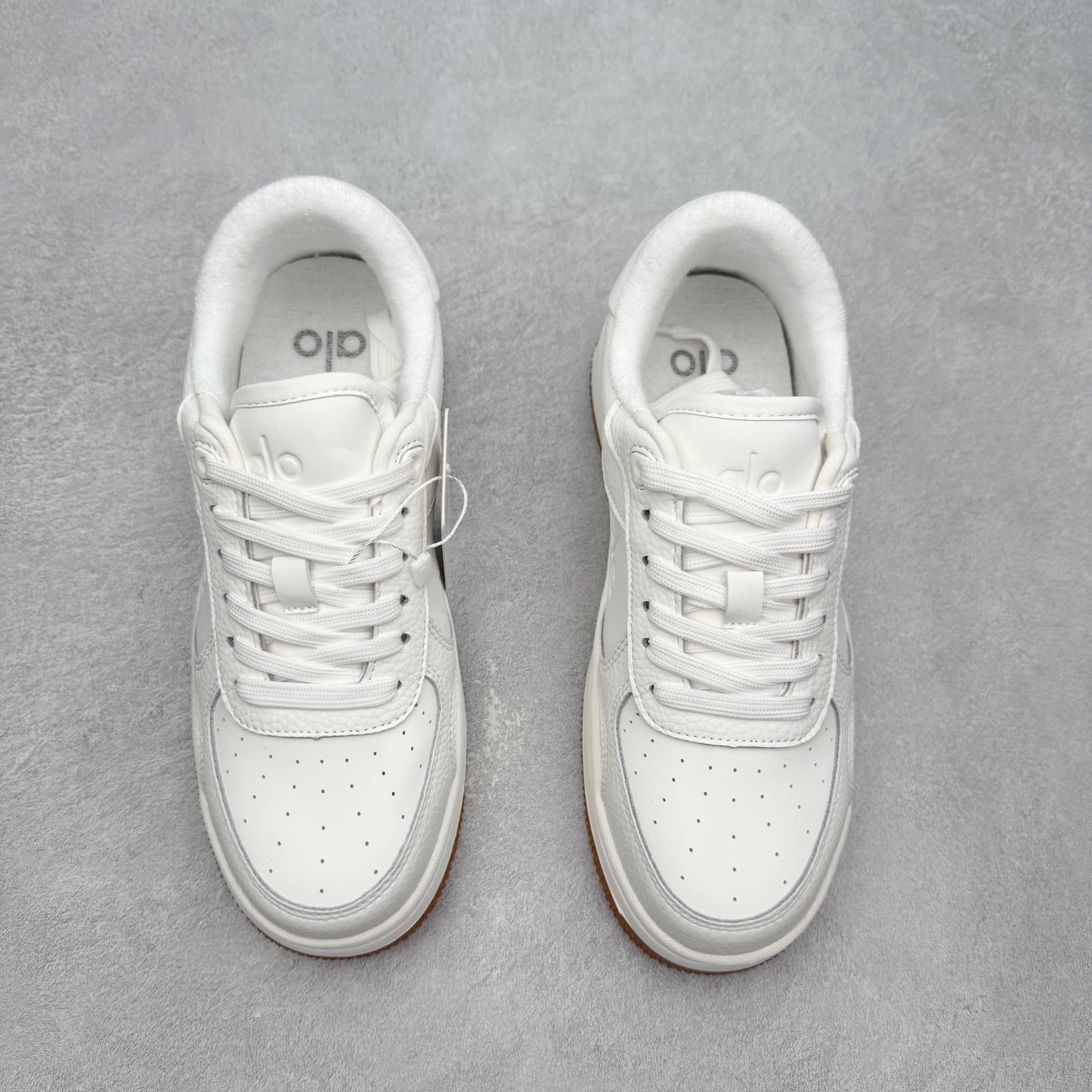 图片[2]-Alo yoga 易梦玲 Jisoo智秀 等多位明星同款上脚 主打各大平台外贸主推大厂采购原材料多处细节一步到位 生产细节 没得说 一款随意搭配的都好看的鞋子aIo采用增高4cm 主打熊猫色 春夏秋冬四季款 舒适简约板鞋 TPU防滑耐磨鞋底 #alo #alo女孩 #AIo #健身穿搭 #鞋子推荐 #板鞋 尺码：35 36 37 38 39 40 41 42 43 44 45-选品中心