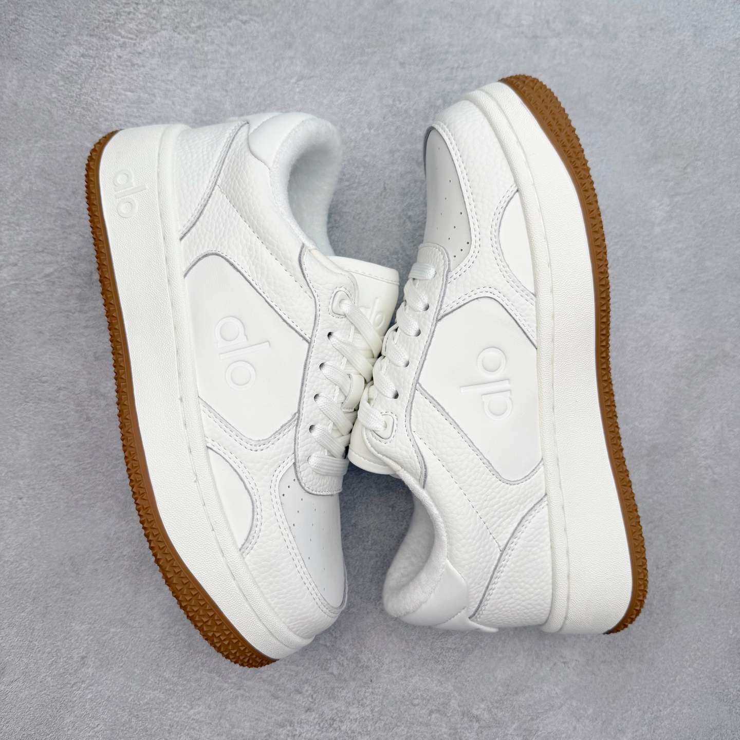 图片[3]-Alo yoga 易梦玲 Jisoo智秀 等多位明星同款上脚 主打各大平台外贸主推大厂采购原材料多处细节一步到位 生产细节 没得说 一款随意搭配的都好看的鞋子aIo采用增高4cm 主打熊猫色 春夏秋冬四季款 舒适简约板鞋 TPU防滑耐磨鞋底 #alo #alo女孩 #AIo #健身穿搭 #鞋子推荐 #板鞋 尺码：35 36 37 38 39 40 41 42 43 44 45-选品中心