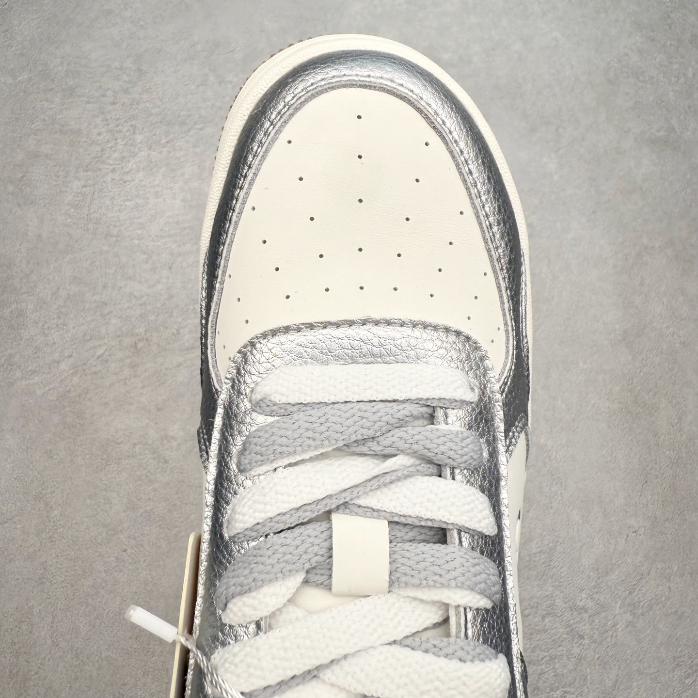 图片[4]-Alo yoga 易梦玲 Jisoo智秀 等多位明星同款上脚 主打各大平台外贸主推大厂采购原材料多处细节一步到位 生产细节 没得说 一款随意搭配的都好看的鞋子aIo采用增高4cm 主打熊猫色 春夏秋冬四季款 舒适简约板鞋 TPU防滑耐磨鞋底 #alo #alo女孩 #AIo #健身穿搭 #鞋子推荐 #板鞋 尺码：35 36 37 38 39 40 41 42 43 44 45-选品中心