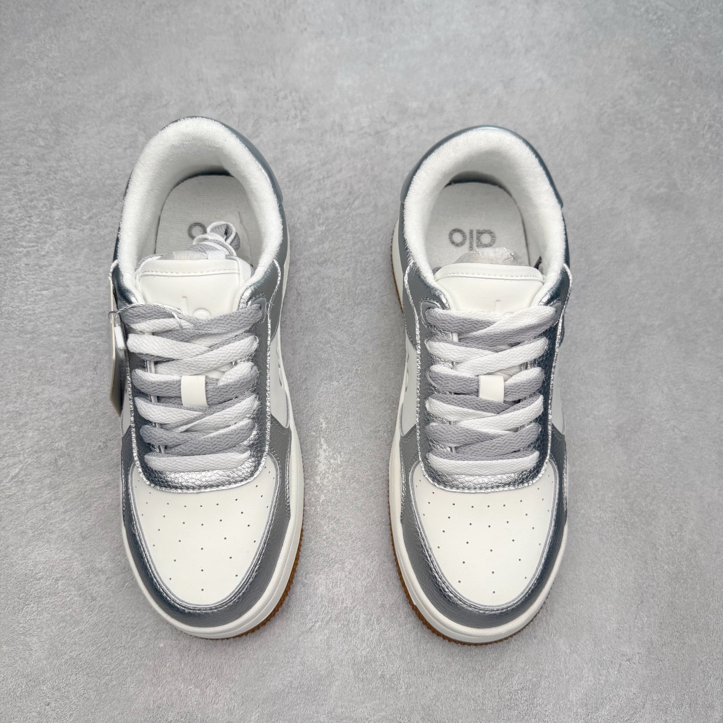 图片[2]-Alo yoga 易梦玲 Jisoo智秀 等多位明星同款上脚 主打各大平台外贸主推大厂采购原材料多处细节一步到位 生产细节 没得说 一款随意搭配的都好看的鞋子aIo采用增高4cm 主打熊猫色 春夏秋冬四季款 舒适简约板鞋 TPU防滑耐磨鞋底 #alo #alo女孩 #AIo #健身穿搭 #鞋子推荐 #板鞋 尺码：35 36 37 38 39 40 41 42 43 44 45-选品中心