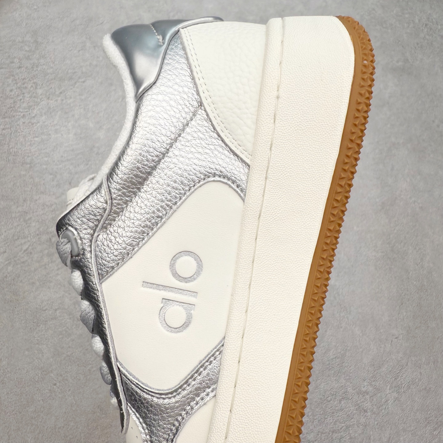 图片[7]-Alo yoga 易梦玲 Jisoo智秀 等多位明星同款上脚 主打各大平台外贸主推大厂采购原材料多处细节一步到位 生产细节 没得说 一款随意搭配的都好看的鞋子aIo采用增高4cm 主打熊猫色 春夏秋冬四季款 舒适简约板鞋 TPU防滑耐磨鞋底 #alo #alo女孩 #AIo #健身穿搭 #鞋子推荐 #板鞋 尺码：35 36 37 38 39 40 41 42 43 44 45-选品中心