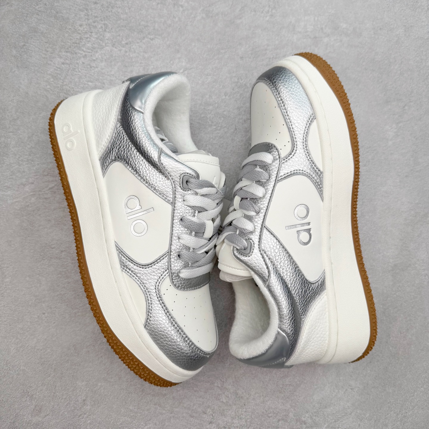 图片[3]-Alo yoga 易梦玲 Jisoo智秀 等多位明星同款上脚 主打各大平台外贸主推大厂采购原材料多处细节一步到位 生产细节 没得说 一款随意搭配的都好看的鞋子aIo采用增高4cm 主打熊猫色 春夏秋冬四季款 舒适简约板鞋 TPU防滑耐磨鞋底 #alo #alo女孩 #AIo #健身穿搭 #鞋子推荐 #板鞋 尺码：35 36 37 38 39 40 41 42 43 44 45-选品中心